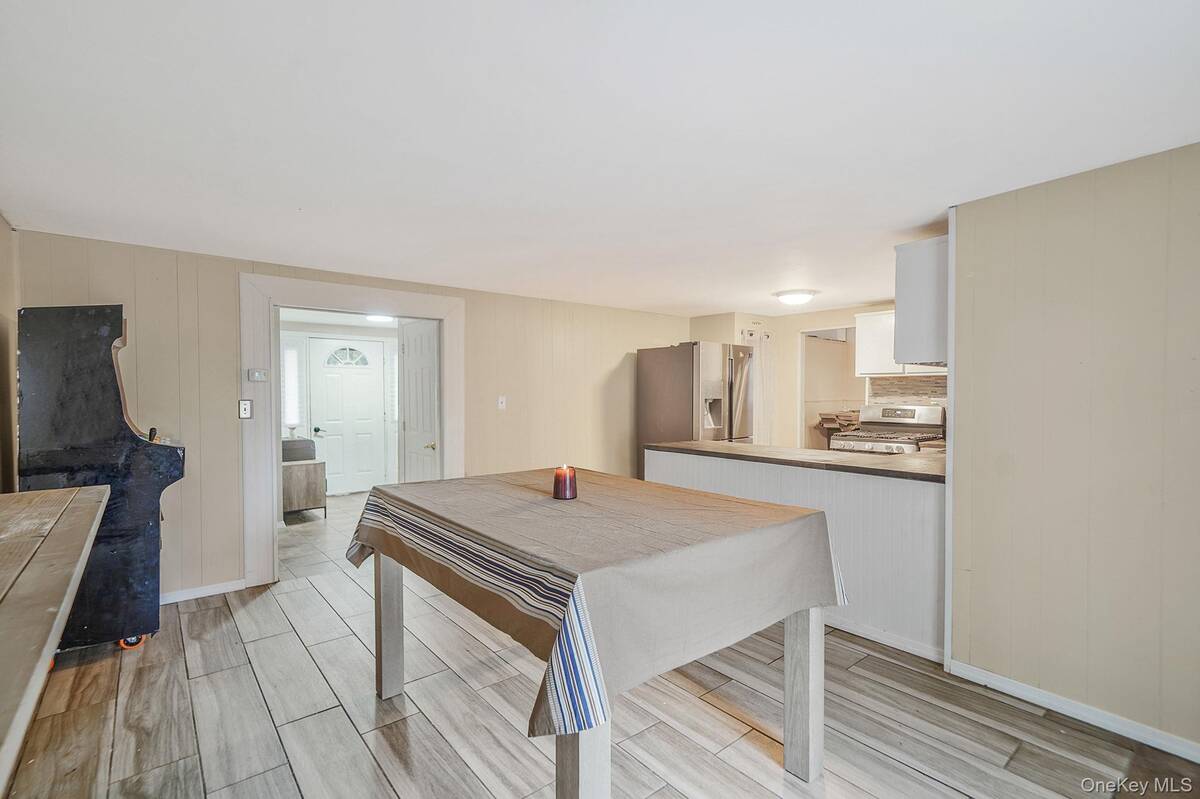 #8 photo, 23 Holiday Park Drive, サフォーク郡 Centereach , NY 11720