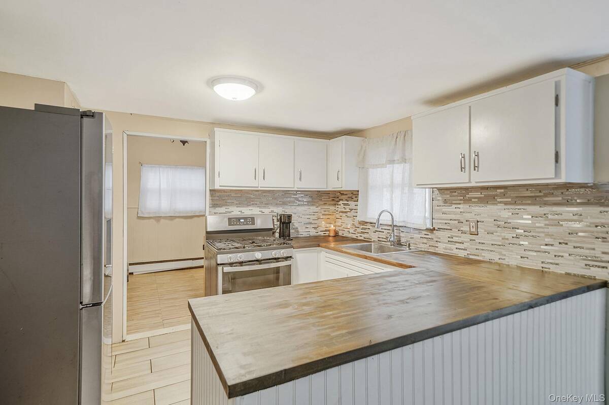 #9 photo, 23 Holiday Park Drive, サフォーク郡 Centereach , NY 11720