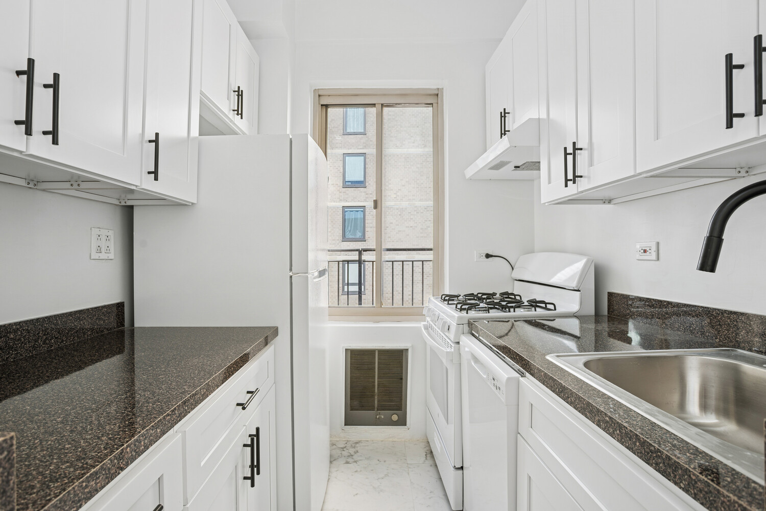 #6 photo, 225 E 46TH Street, マンハッタン Turtle Bay , NY 10017