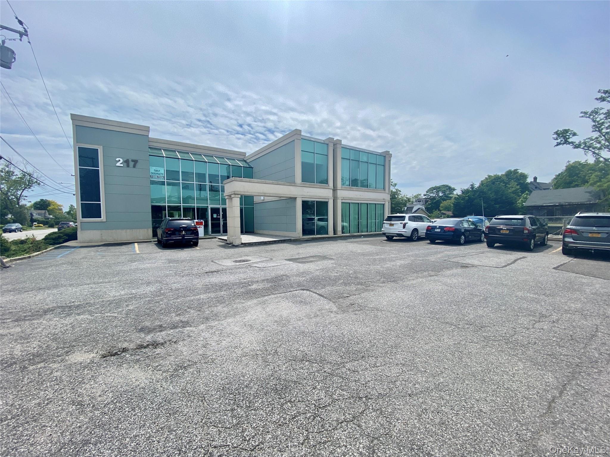 #2 photo, 217 Merrick Road, サフォーク郡 Amityville , NY 11701