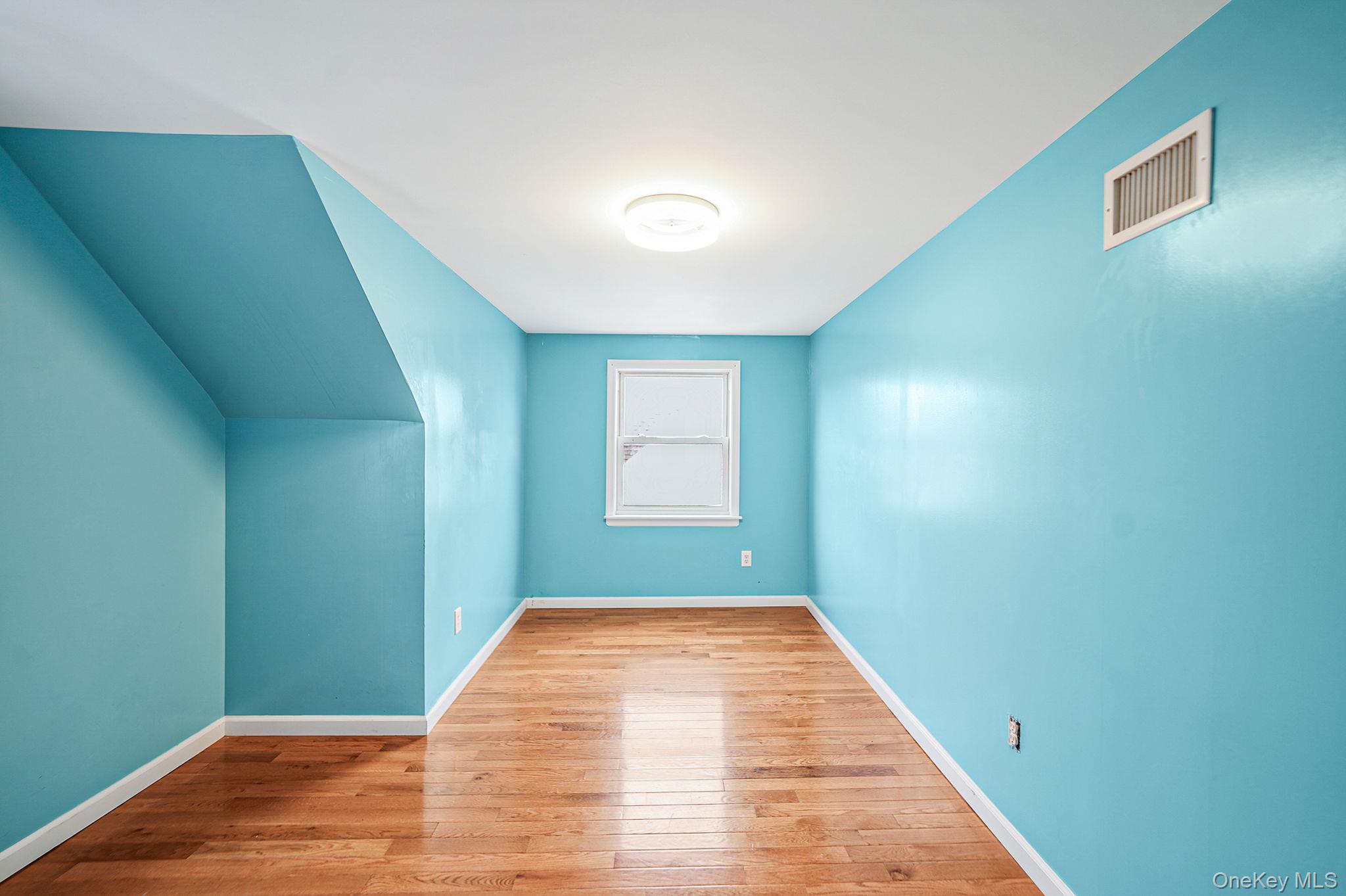 #13 photo, 182 Ann Street, ナッソー郡 Valley Stream , NY 11580