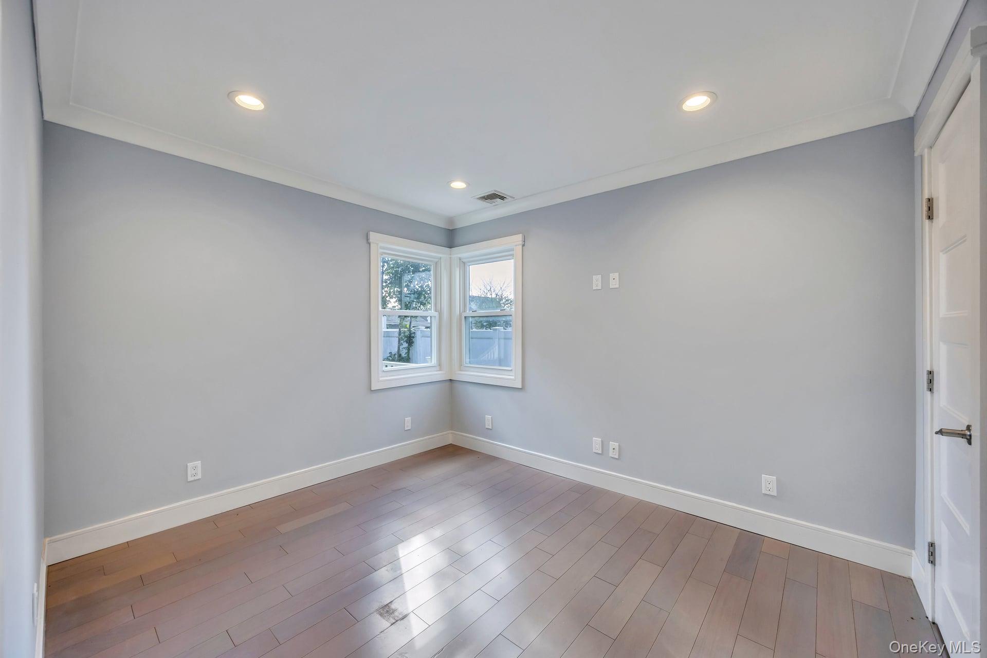 #12 photo, 259 35th Street, サフォーク郡 Lindenhurst , NY 11757