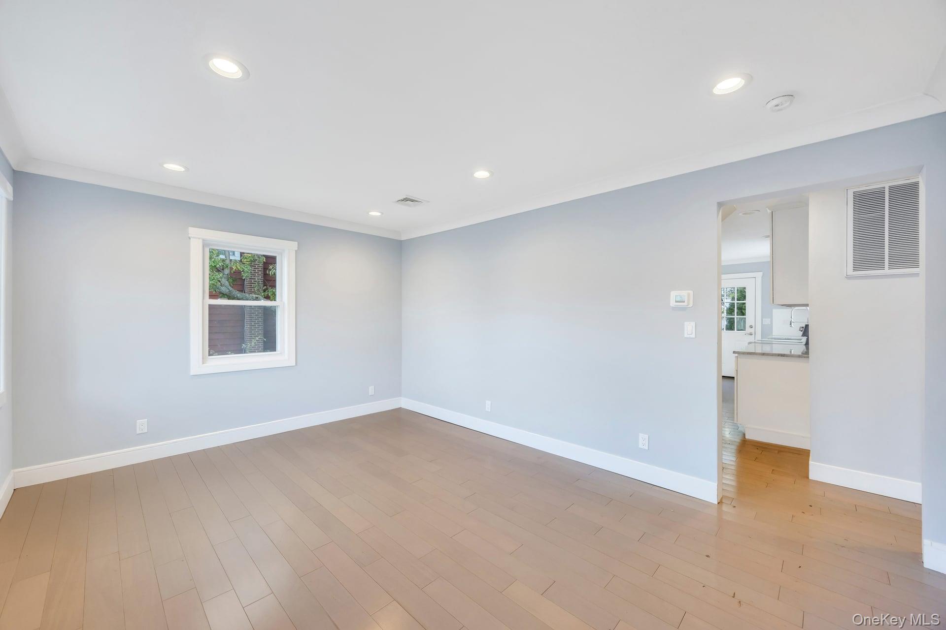 #8 photo, 259 35th Street, サフォーク郡 Lindenhurst , NY 11757