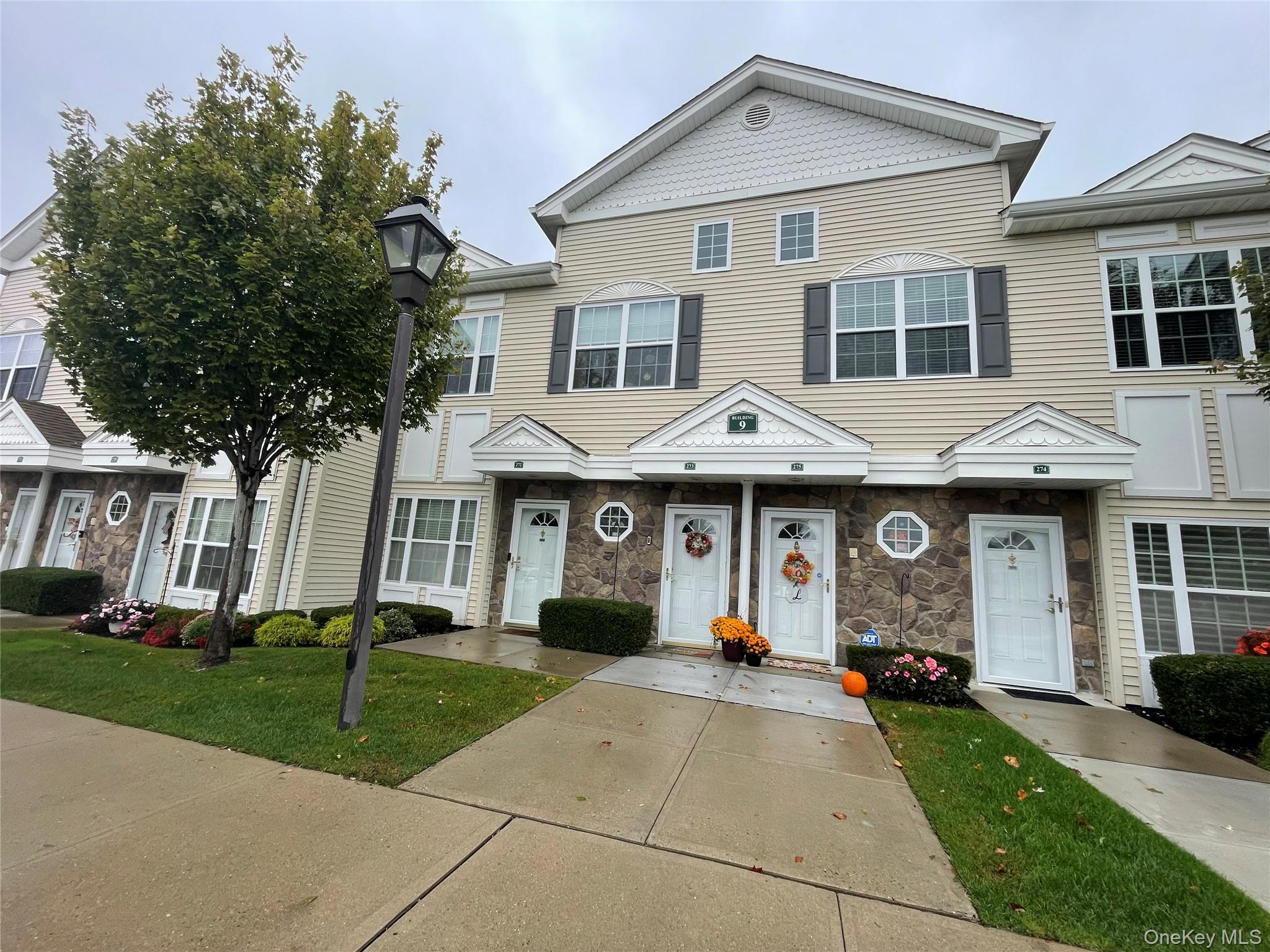 #2 photo, 272 Spring Drive, ナッソー郡 East Meadow , NY 11554