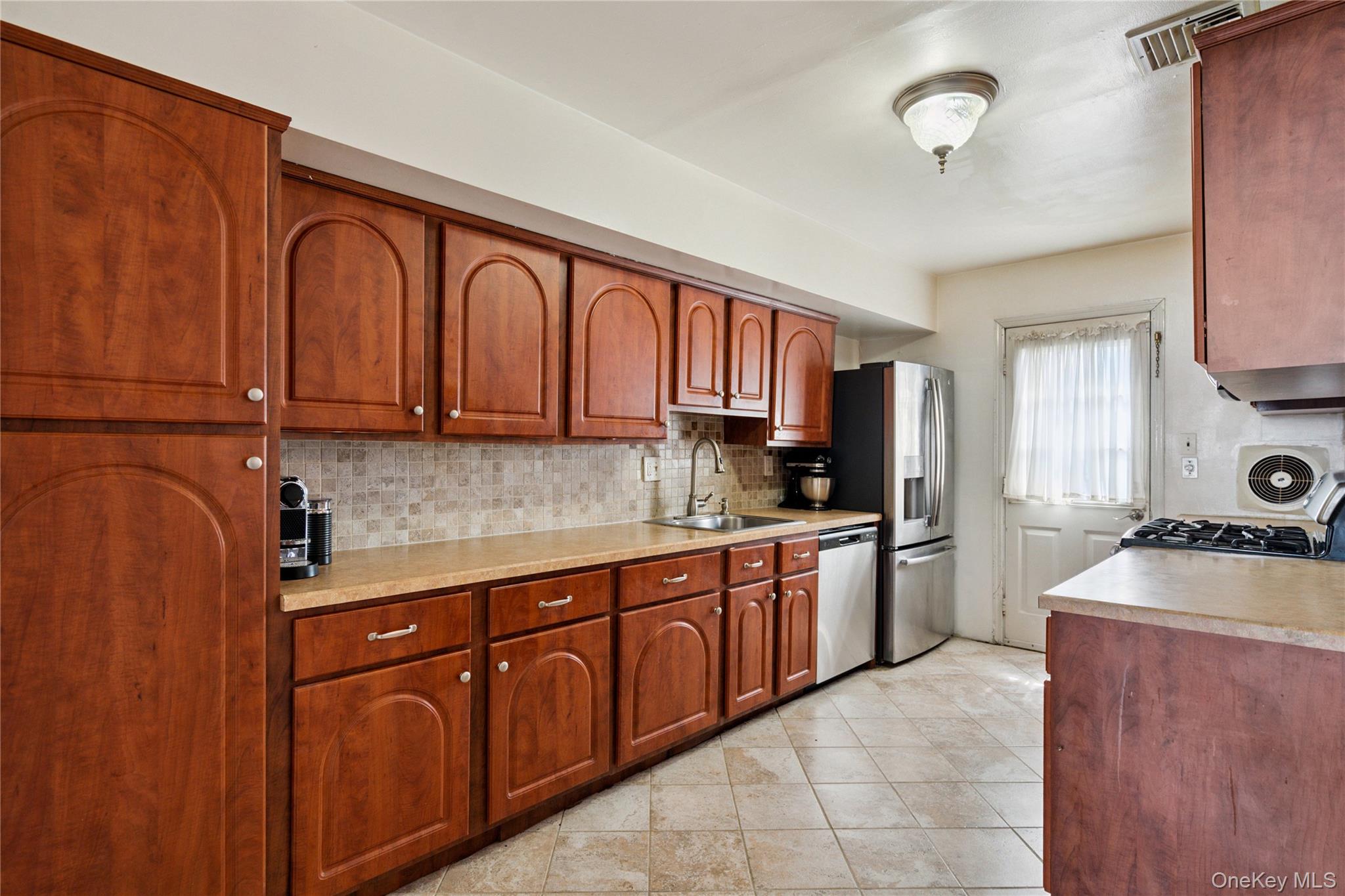 #15 photo, 88 E Valley Stream Boulevard, ナッソー郡 Valley Stream , NY 11580