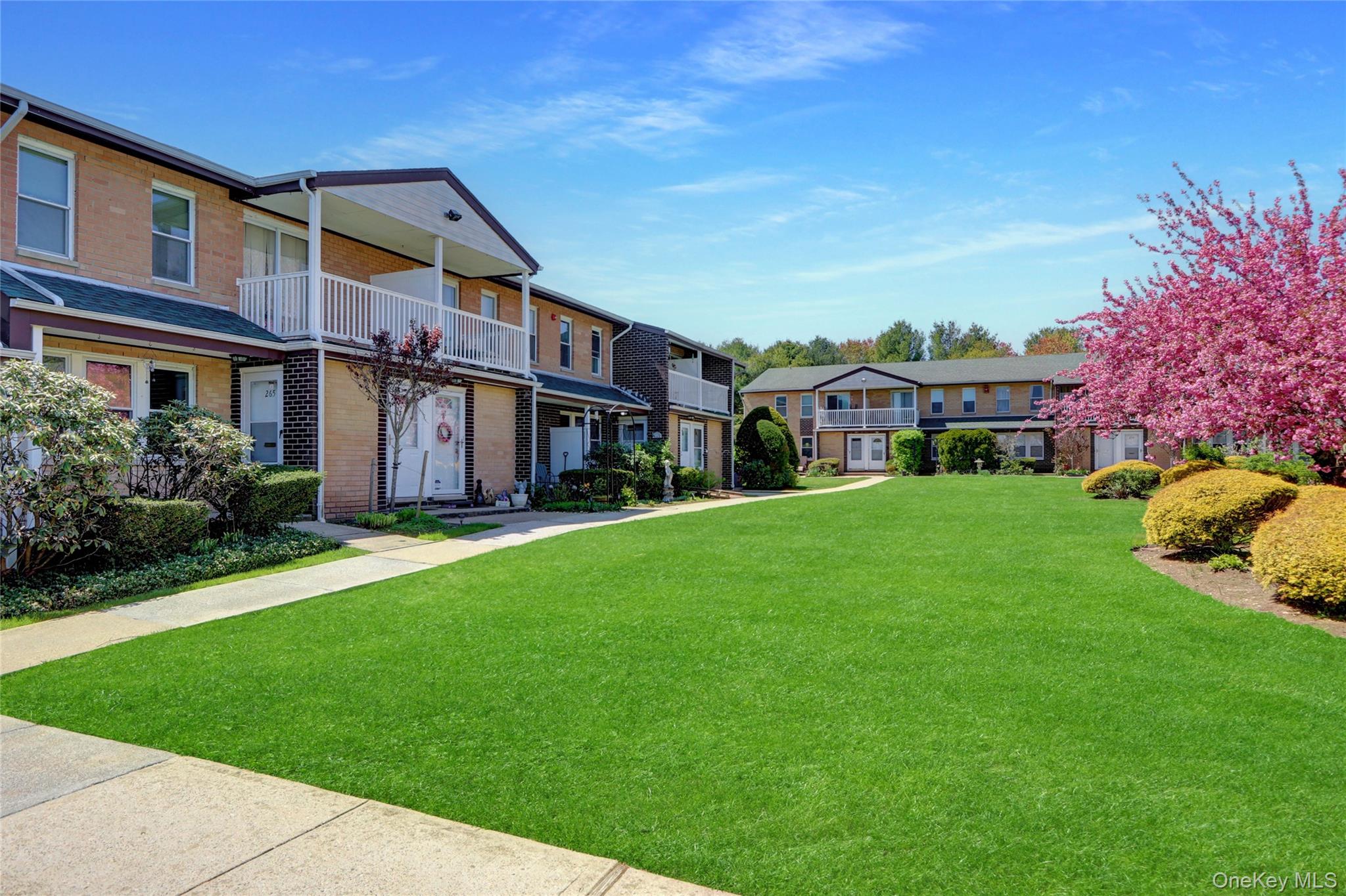 #1 photo, 214 Artist Lake Drive, サフォーク郡 Middle Island , NY 11953