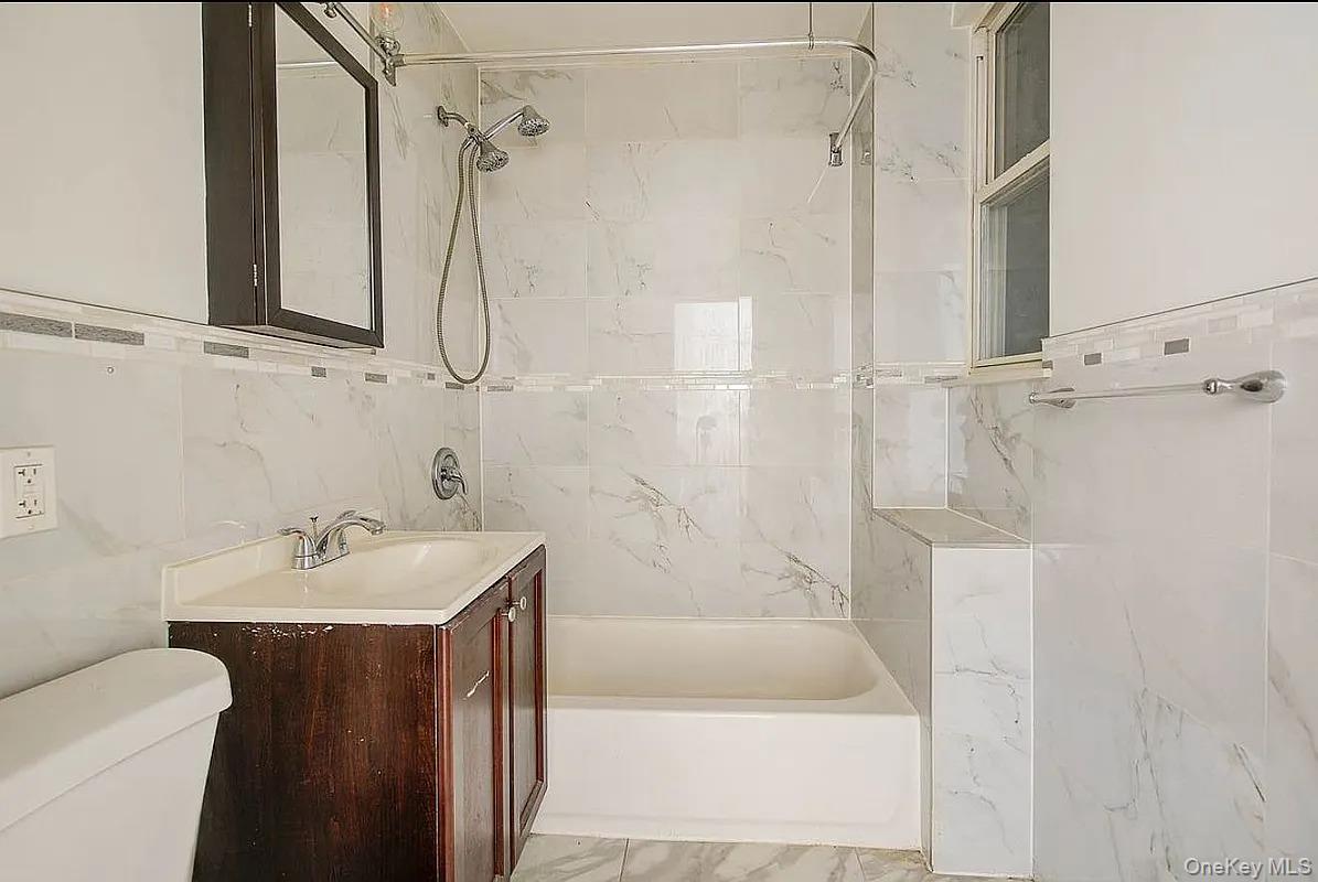 #10 photo, 72-47 Metropolitan Avenue, クイーンズ区 Middle Village , NY 11379