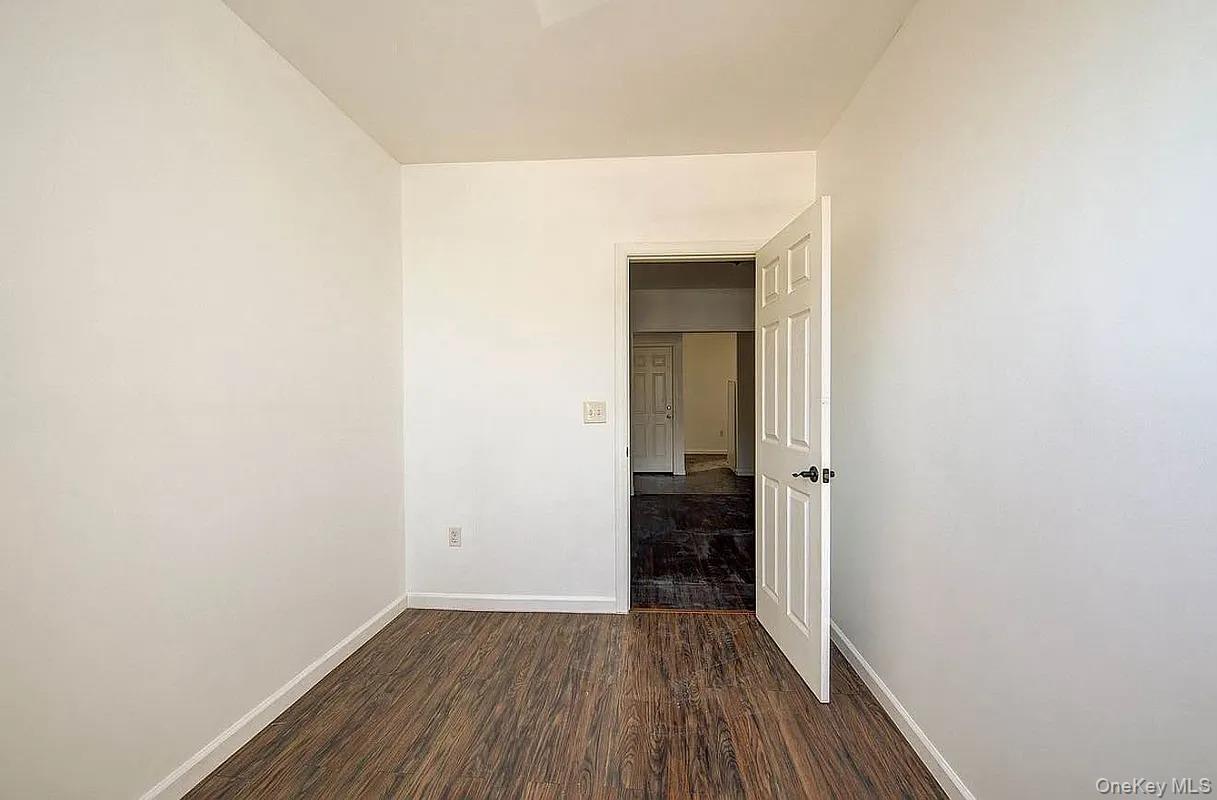 #12 photo, 72-47 Metropolitan Avenue, クイーンズ区 Middle Village , NY 11379