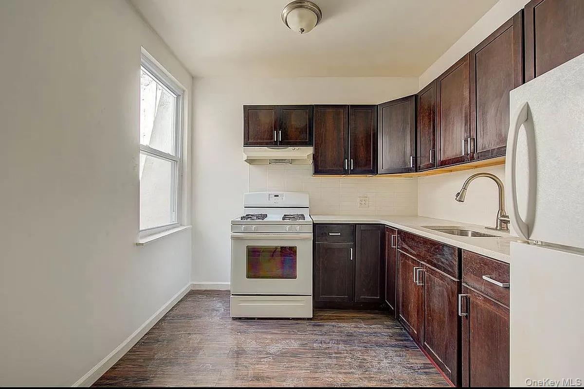 #6 photo, 72-47 Metropolitan Avenue, クイーンズ区 Middle Village , NY 11379