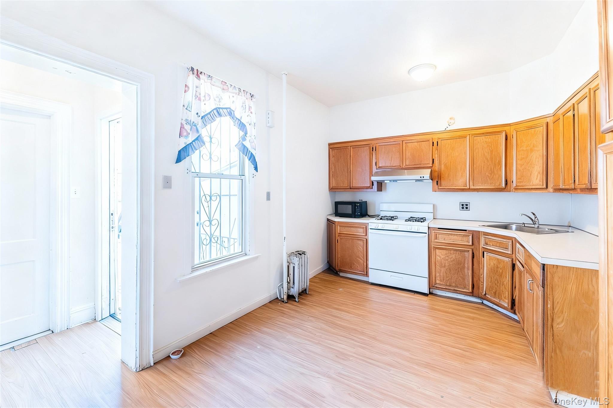 #5 photo, 31-39 84th Street, クイーンズ区 Jackson Heights , NY 11370