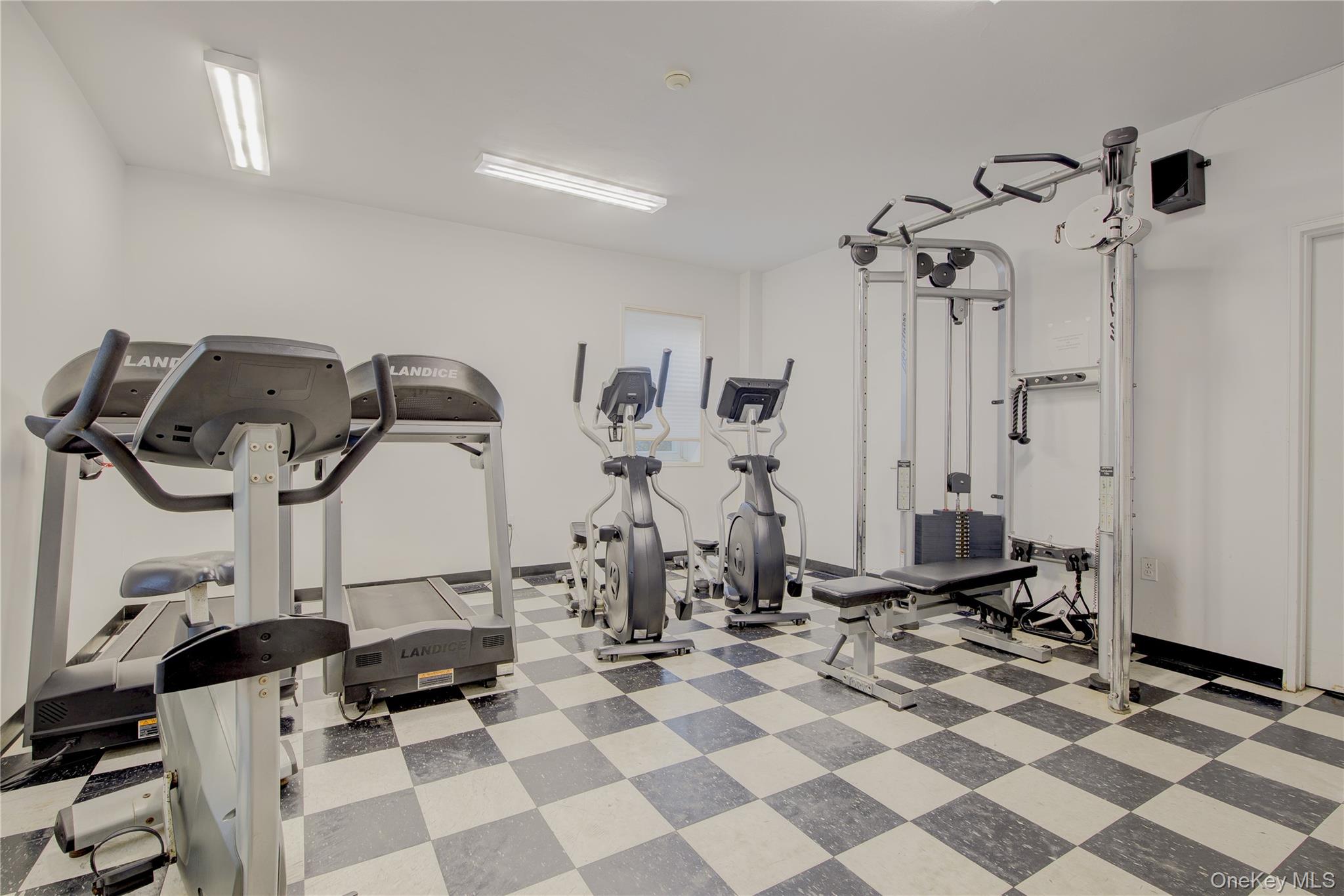 #13 photo, 370 W Broadway, ナッソー郡 Long Beach , NY 11561