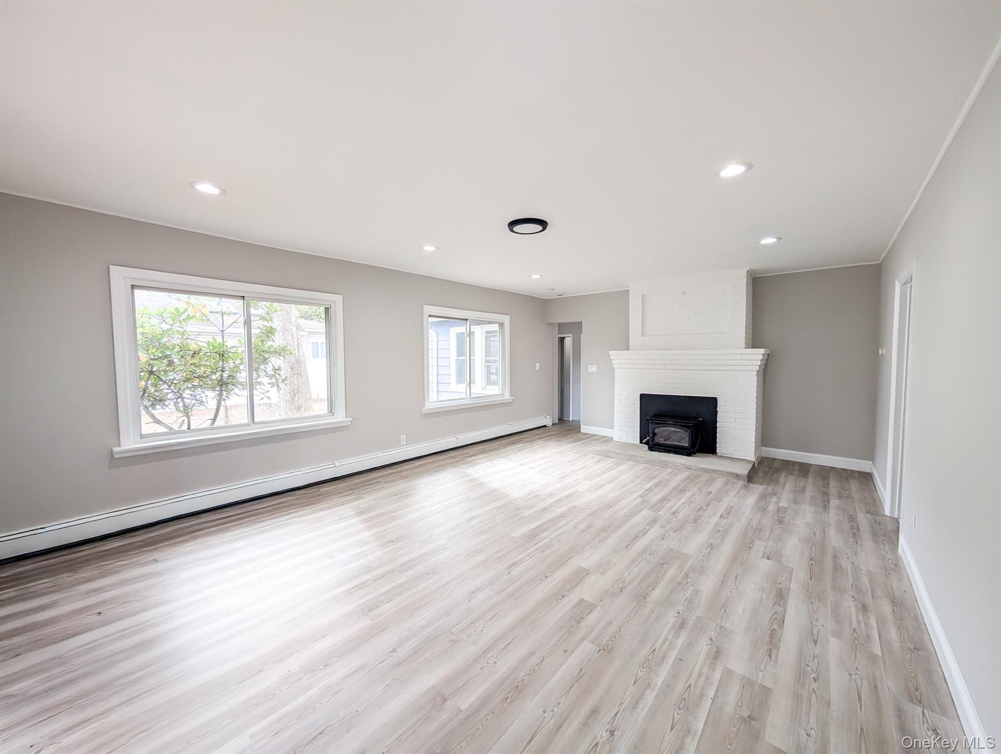 #5 photo, 561 N Windsor Avenue, サフォーク郡 Brightwaters , NY 11718