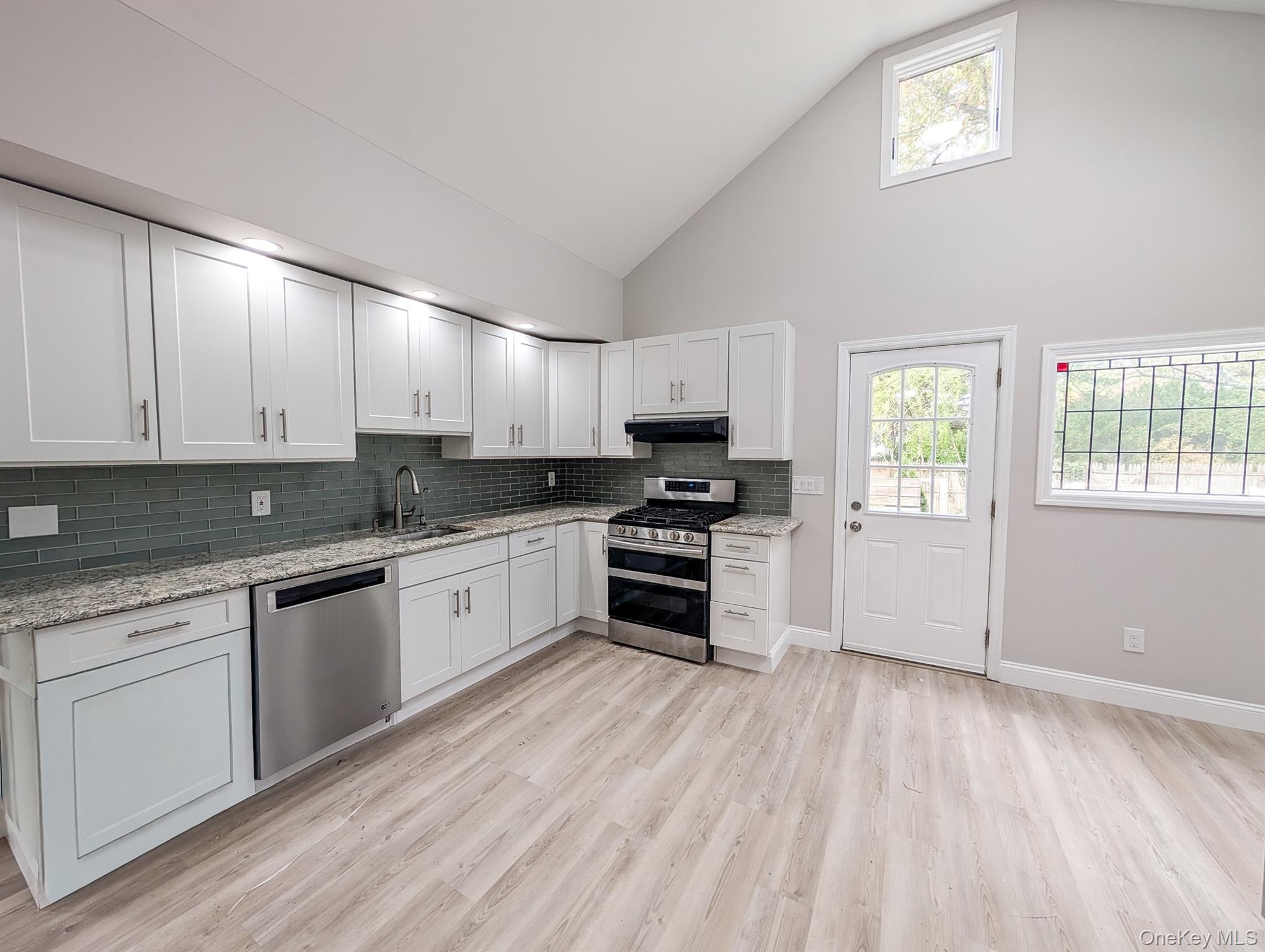 #7 photo, 561 N Windsor Avenue, サフォーク郡 Brightwaters , NY 11718