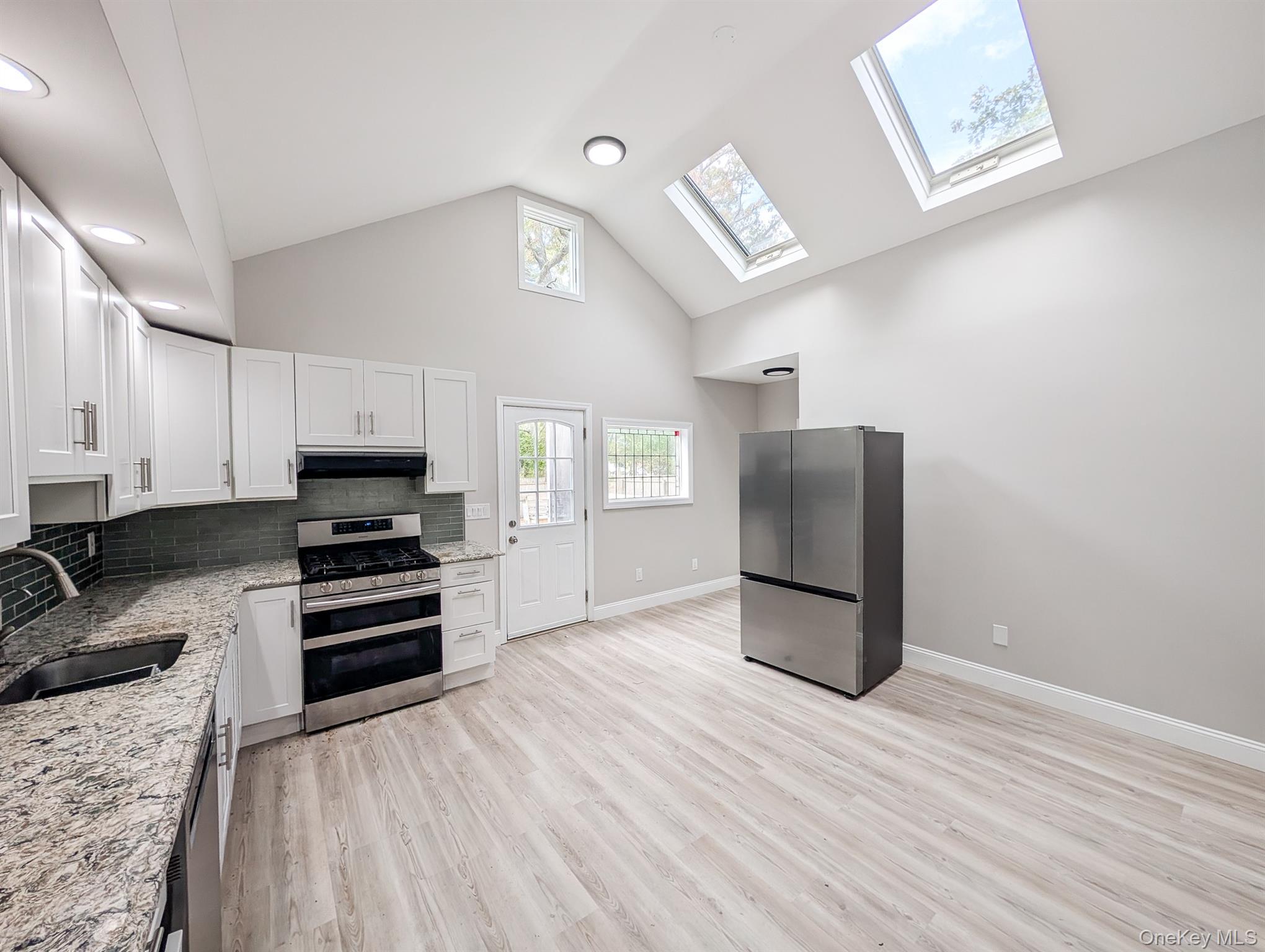 #8 photo, 561 N Windsor Avenue, サフォーク郡 Brightwaters , NY 11718