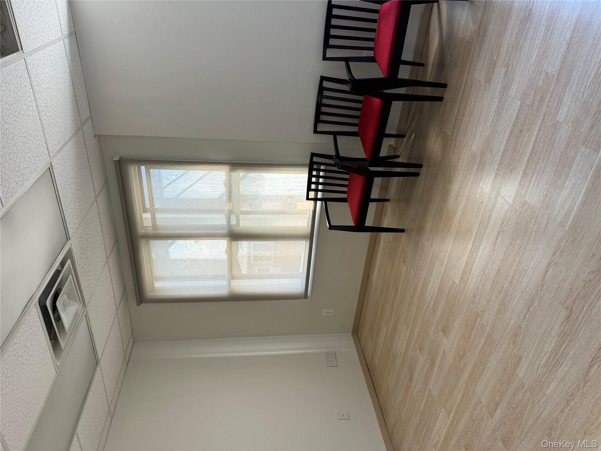 #10 photo, 79-02 Roosevelt Ave, クイーンズ区 Elmhurst , NY 11373