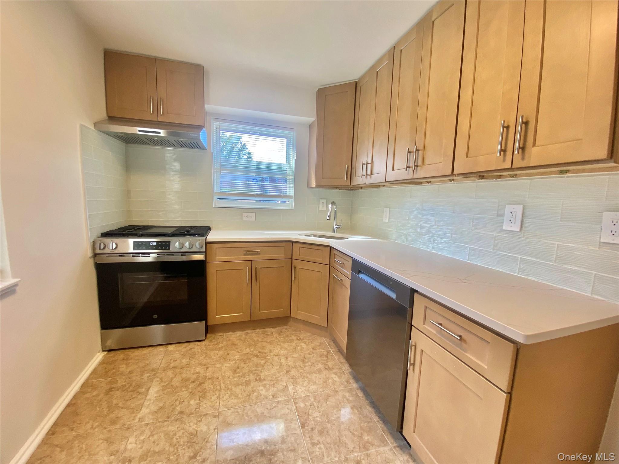 #3 photo, 264-15 Langston Avenue, クイーンズ区 Glen Oaks , NY 11004