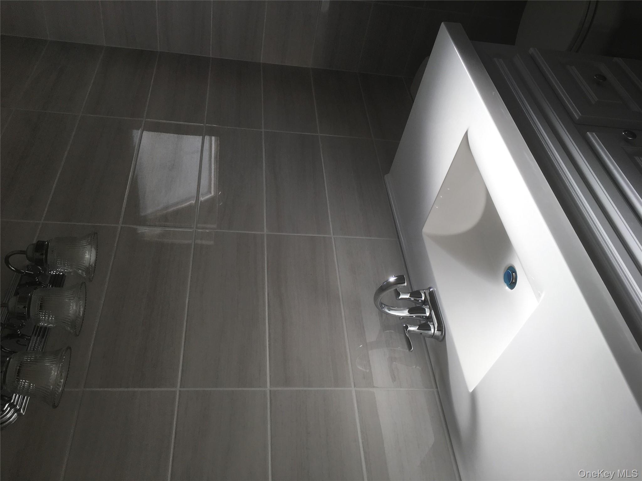 #12 photo, 318 Southwood Circle, Syosset , NY 11791