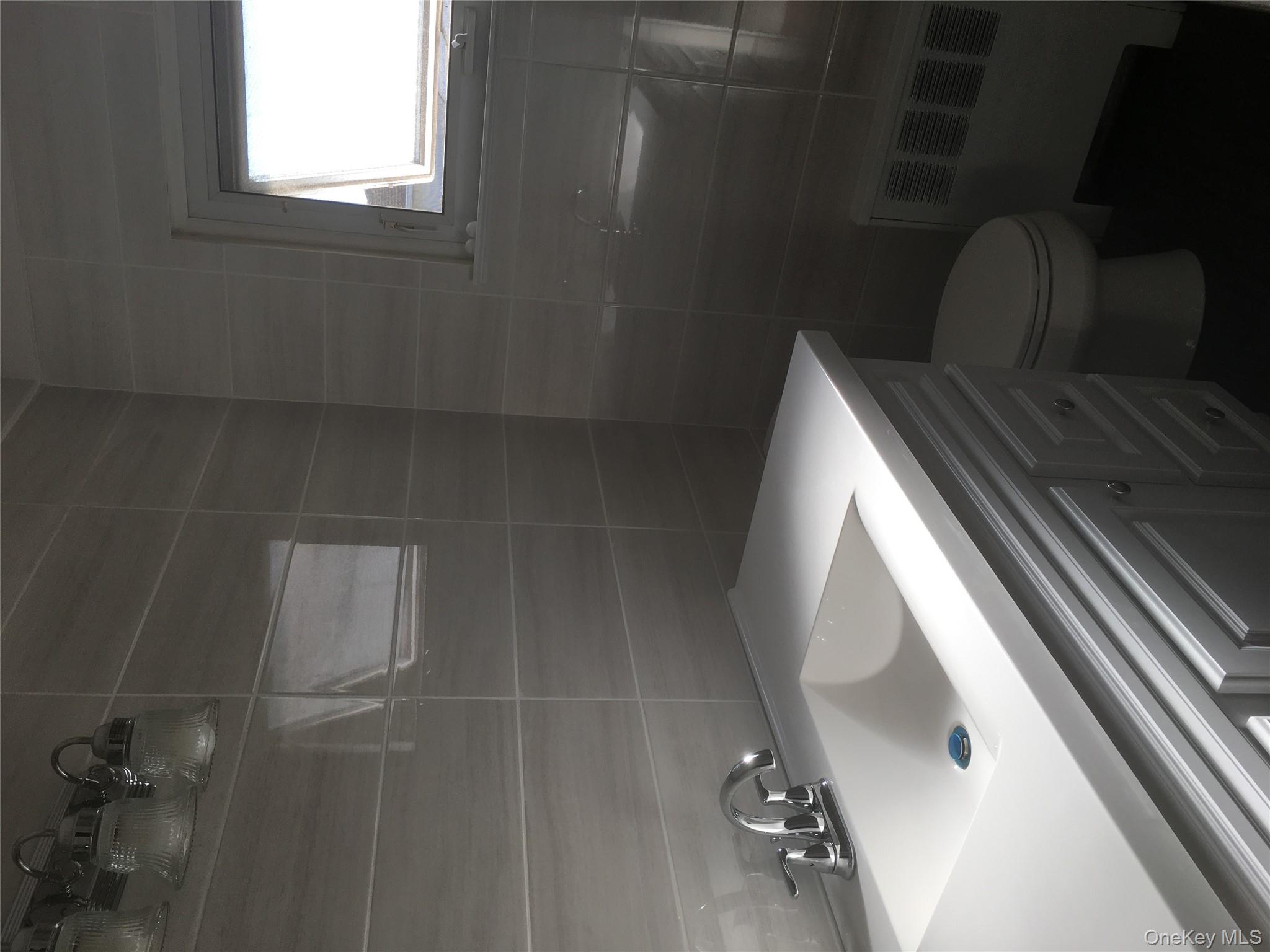 #13 photo, 318 Southwood Circle, Syosset , NY 11791