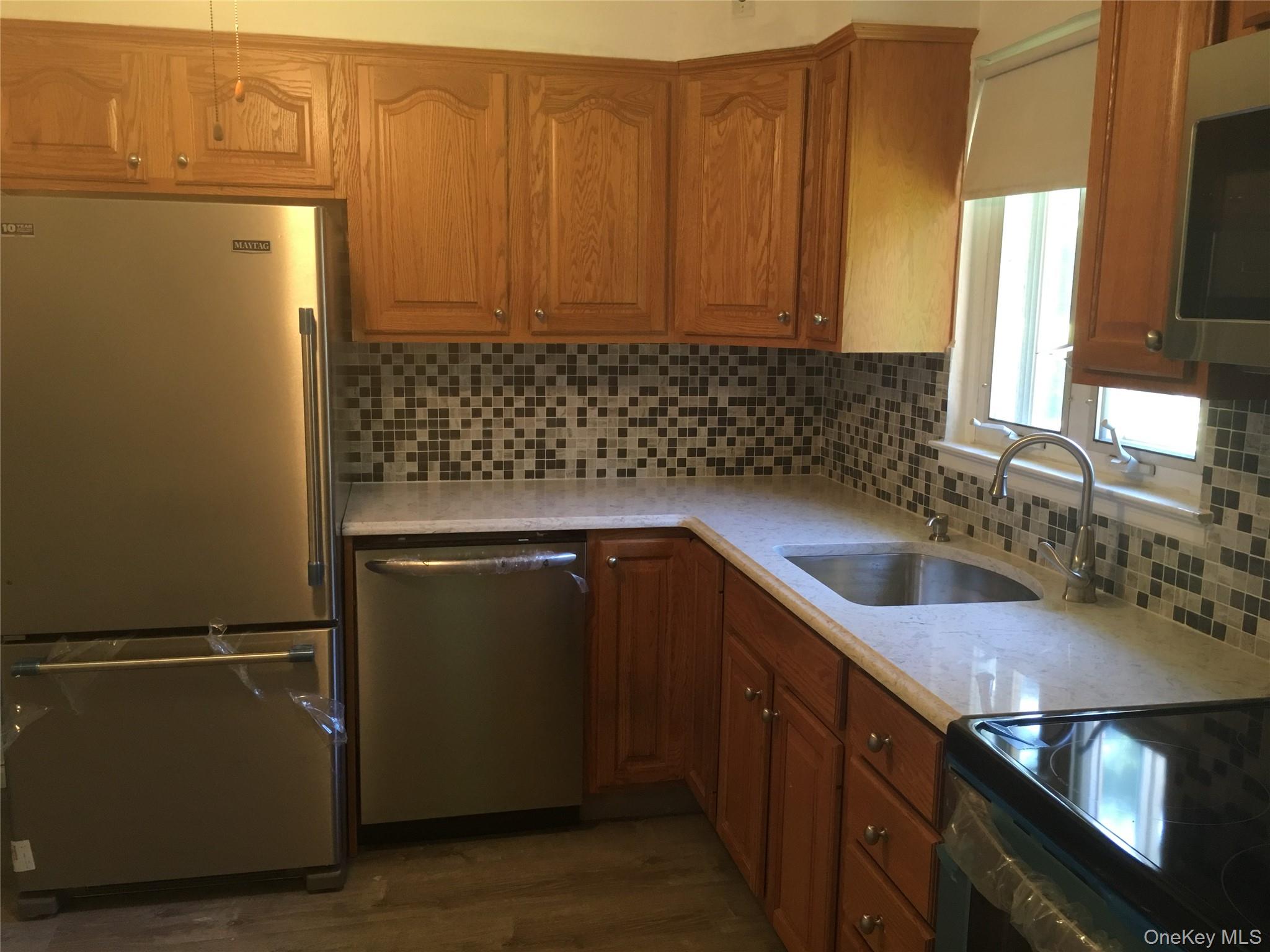 #7 photo, 318 Southwood Circle, Syosset , NY 11791