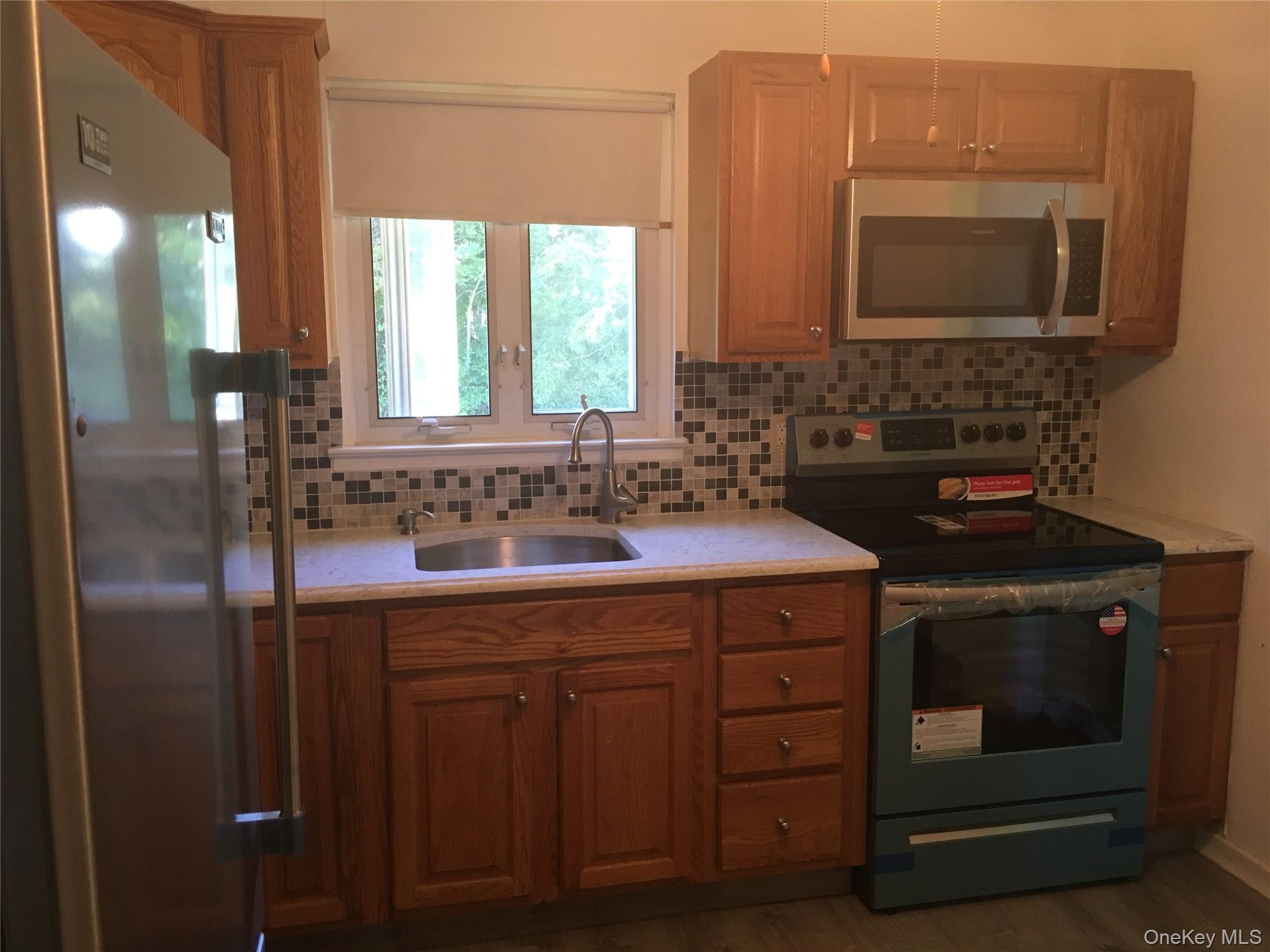 #8 photo, 318 Southwood Circle, Syosset , NY 11791