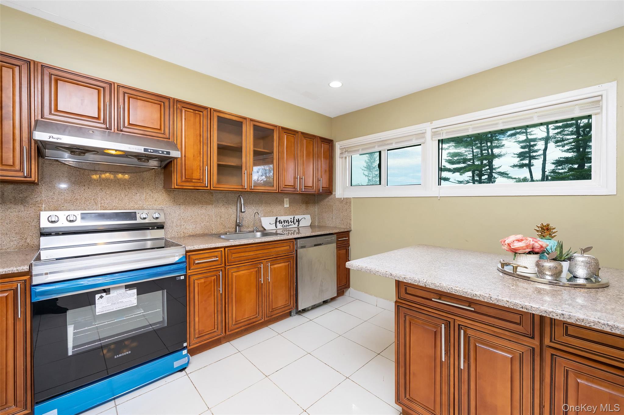 #14 photo, 201 Sprucewood Drive, ナッソー郡 Levittown , NY 11756