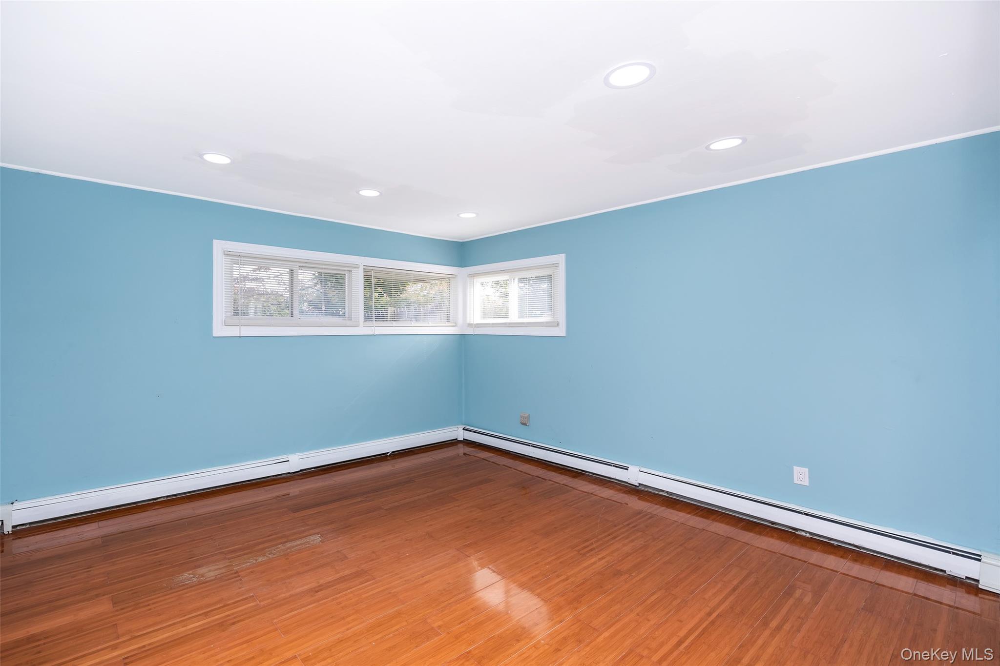 #18 photo, 201 Sprucewood Drive, ナッソー郡 Levittown , NY 11756