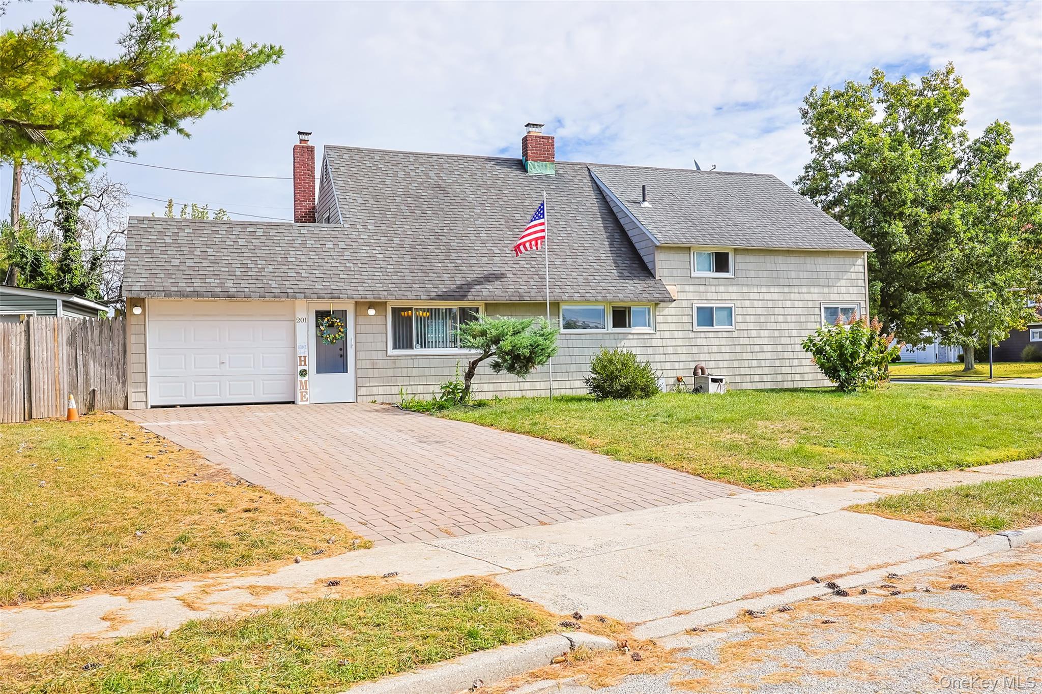 #2 photo, 201 Sprucewood Drive, ナッソー郡 Levittown , NY 11756