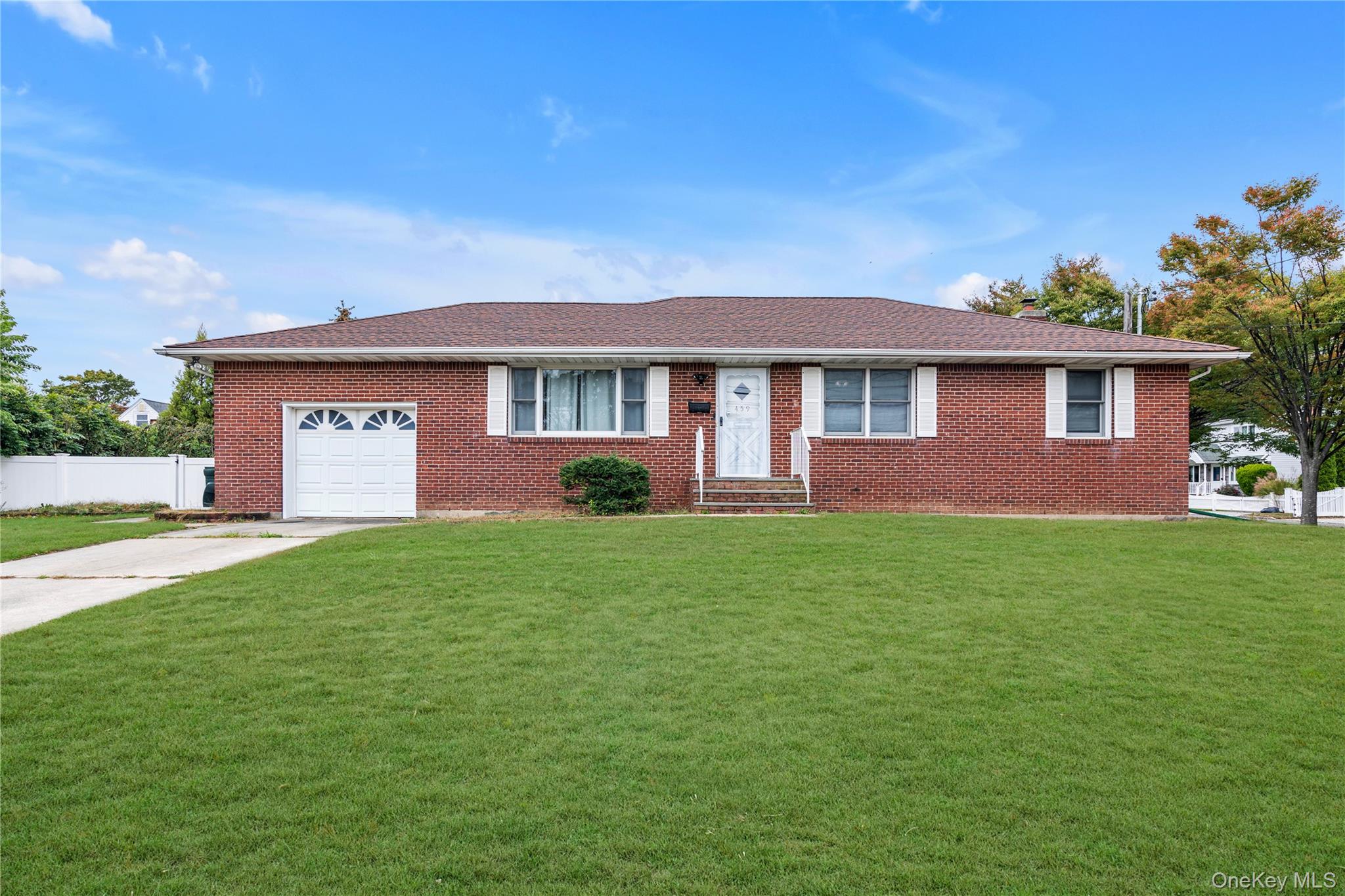 #1 photo, 459 Albany Avenue, サフォーク郡 Lindenhurst , NY 11757