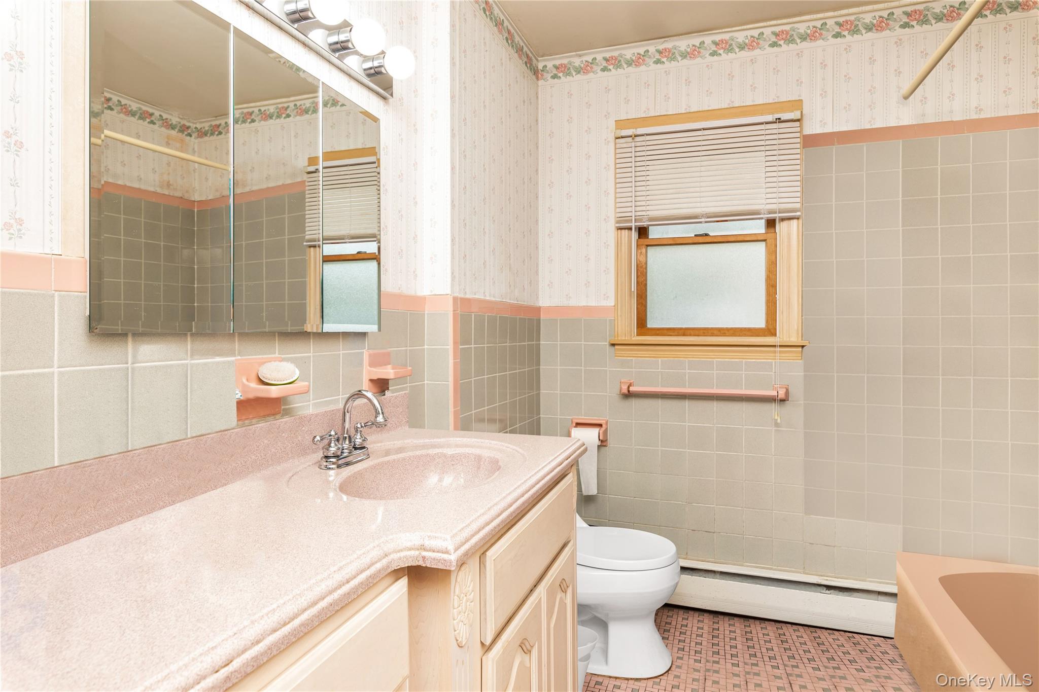 #12 photo, 459 Albany Avenue, サフォーク郡 Lindenhurst , NY 11757