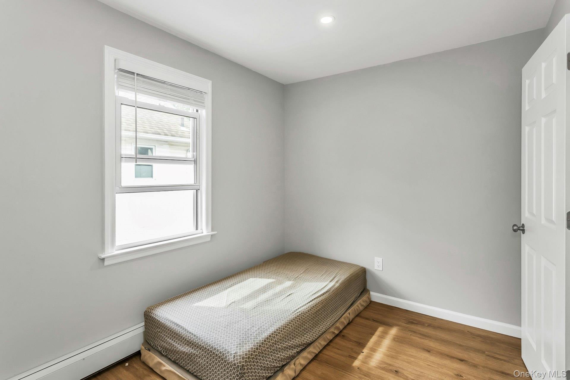 #13 photo, 4 W 11th Street, サフォーク郡 Huntington Station , NY 11746