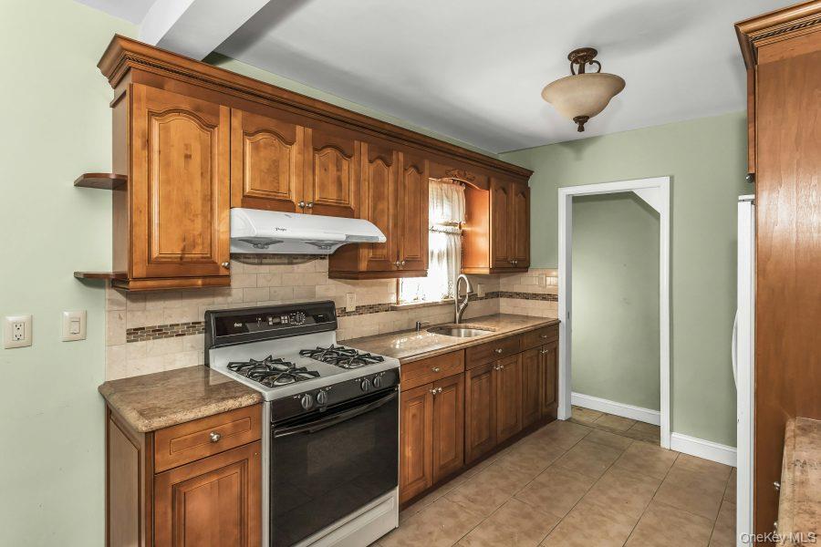 #11 photo, 16 William Street, New Hyde Park , NY 11040