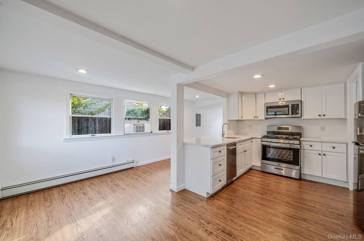 #2 photo, 56 Lake Shore Drive, サフォーク郡 Patchogue , NY 11772