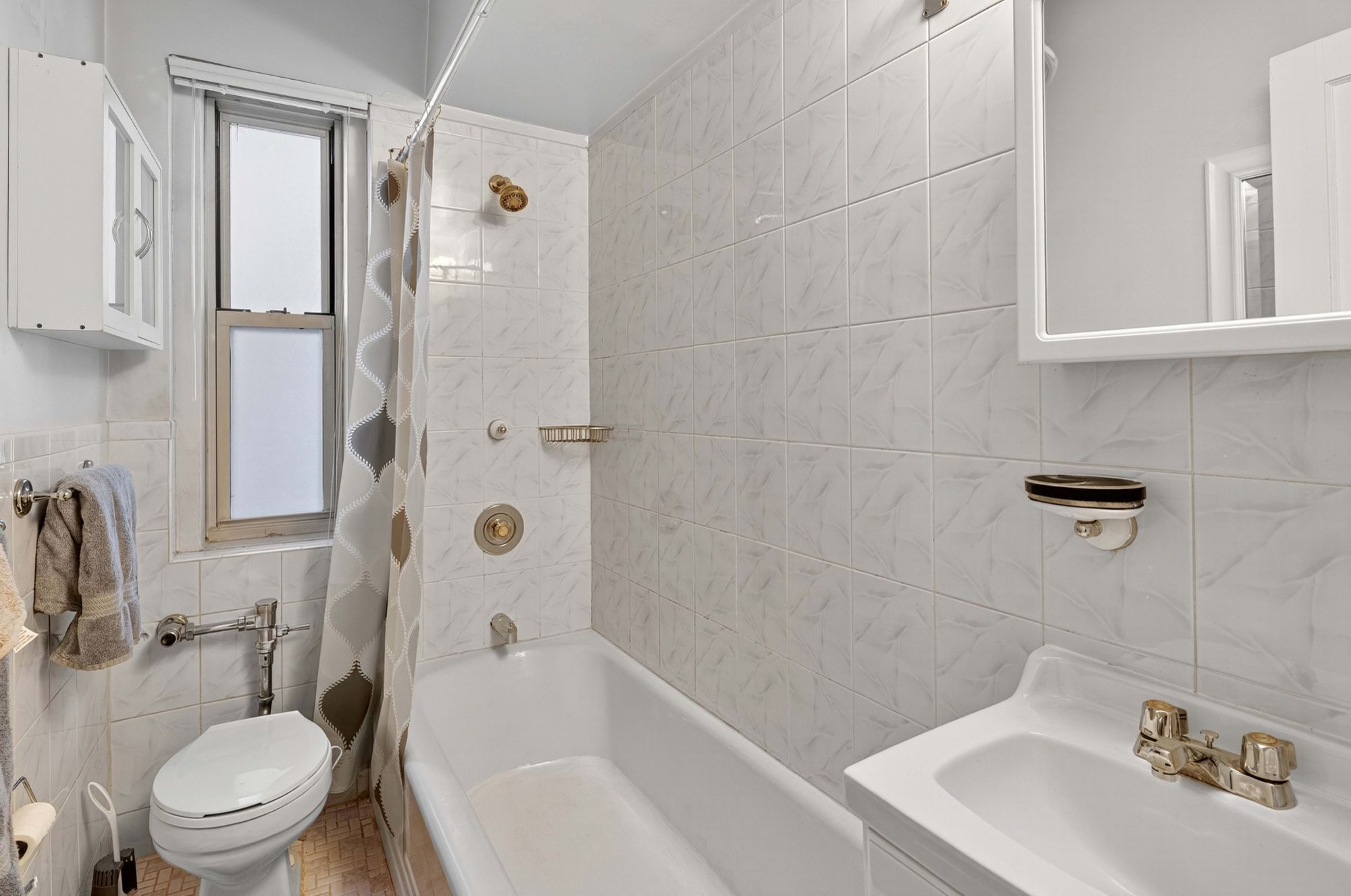 #8 photo, 68-63 108th Street, クイーンズ区 Forest Hills , NY 11375