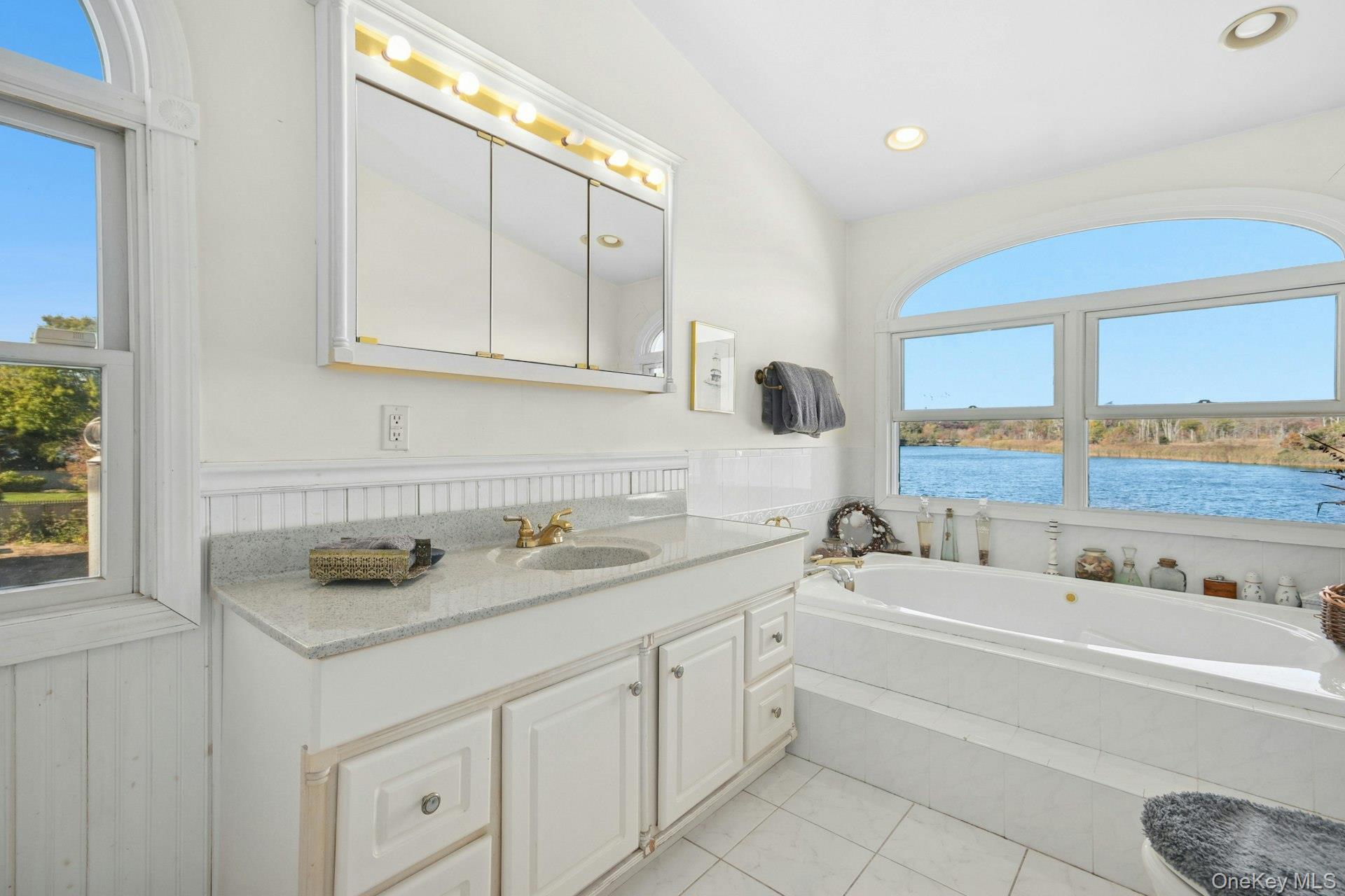 #18 photo, 136 Connetquot Drive, サフォーク郡 Oakdale , NY 11769