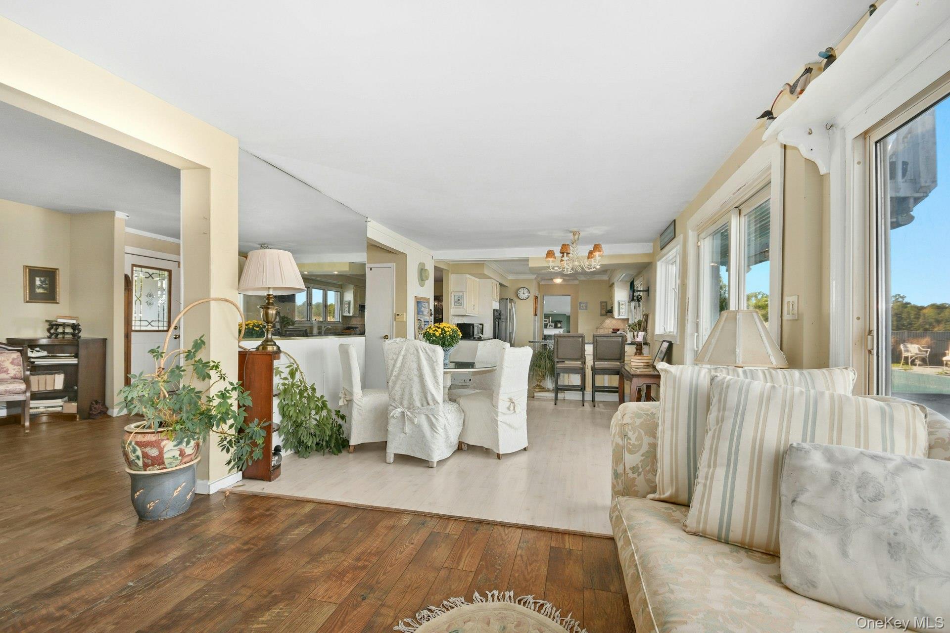 #7 photo, 136 Connetquot Drive, サフォーク郡 Oakdale , NY 11769