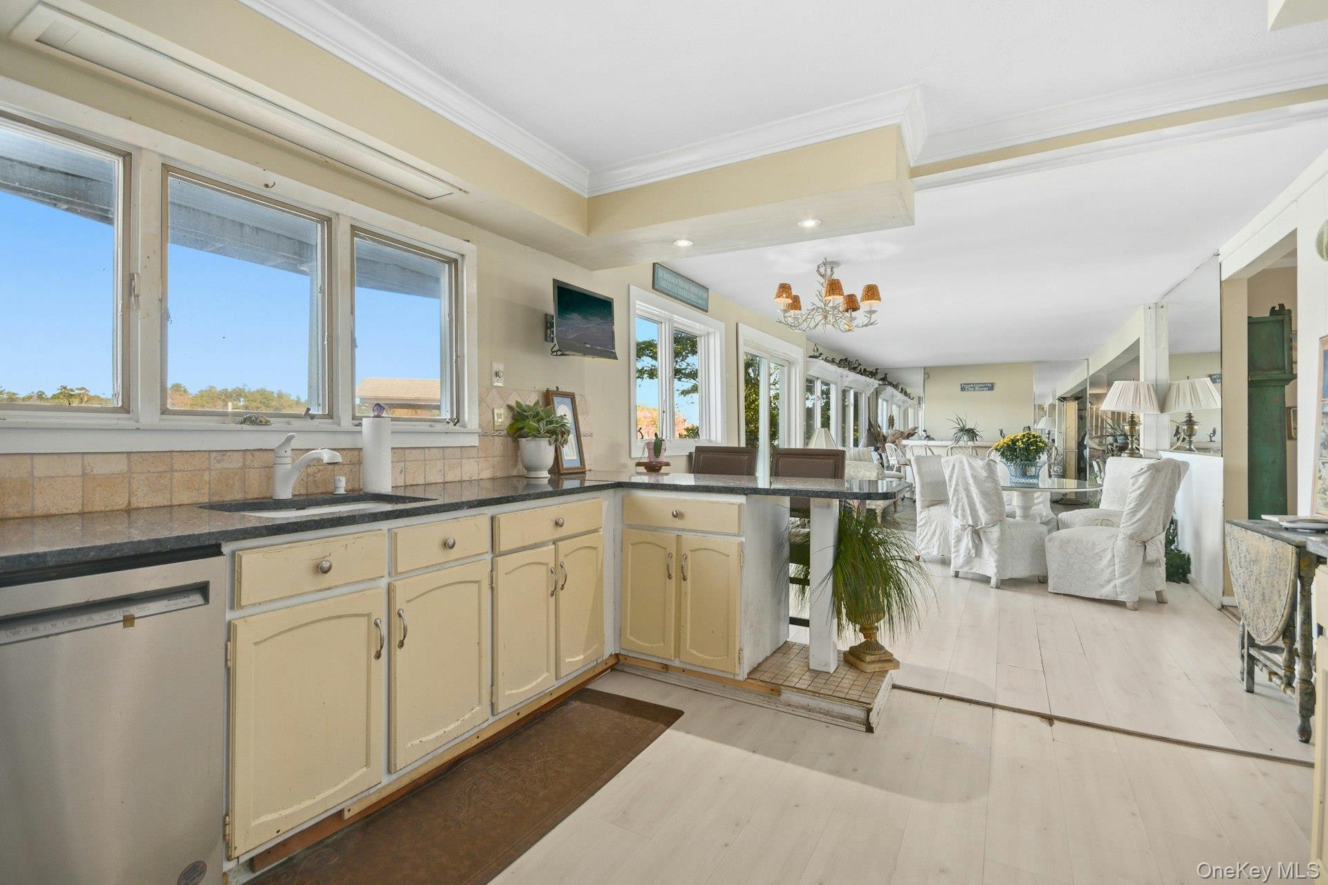 #9 photo, 136 Connetquot Drive, サフォーク郡 Oakdale , NY 11769