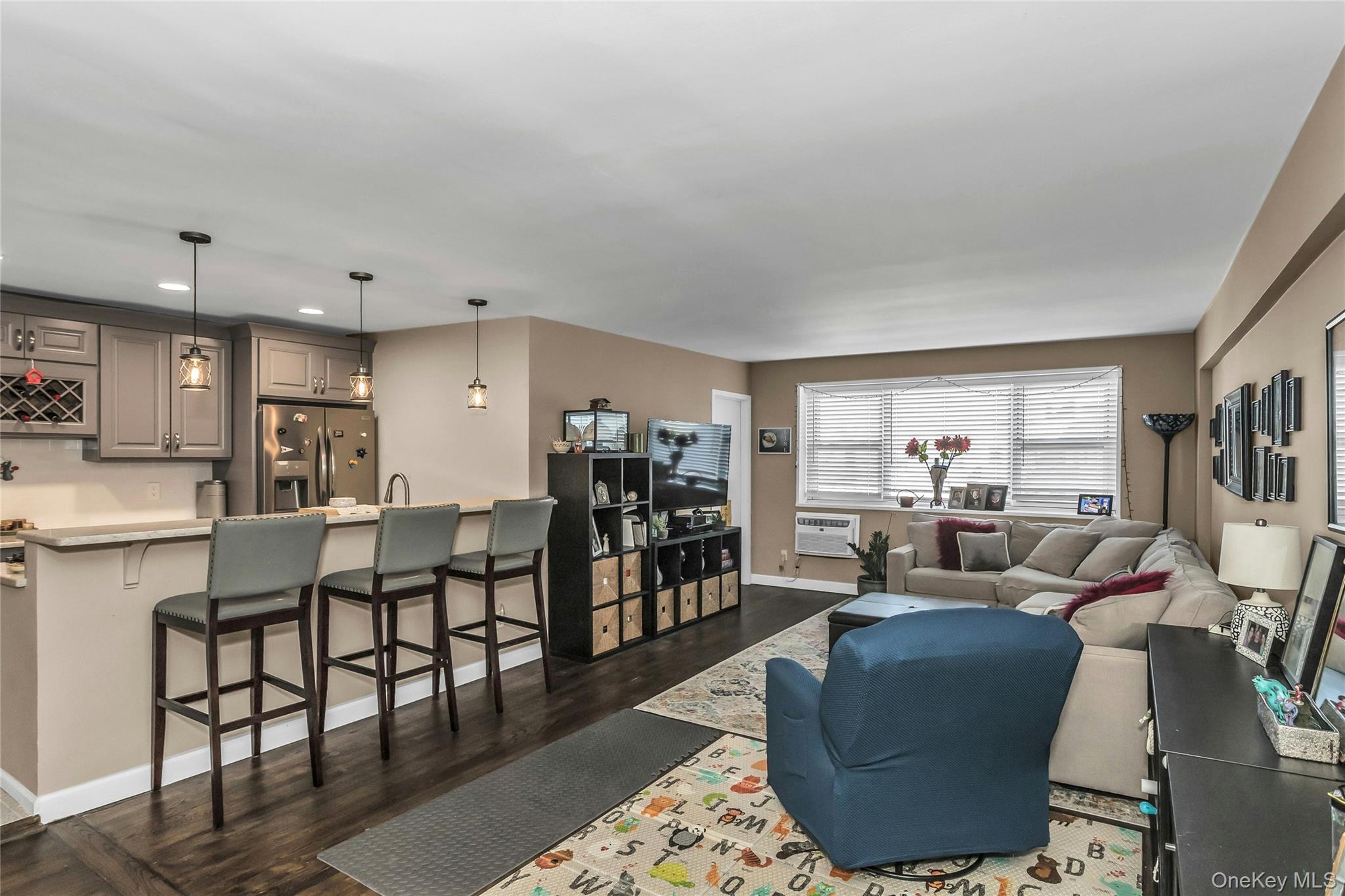 #4 photo, 100 Lincoln Avenue, Mineola , NY 11501