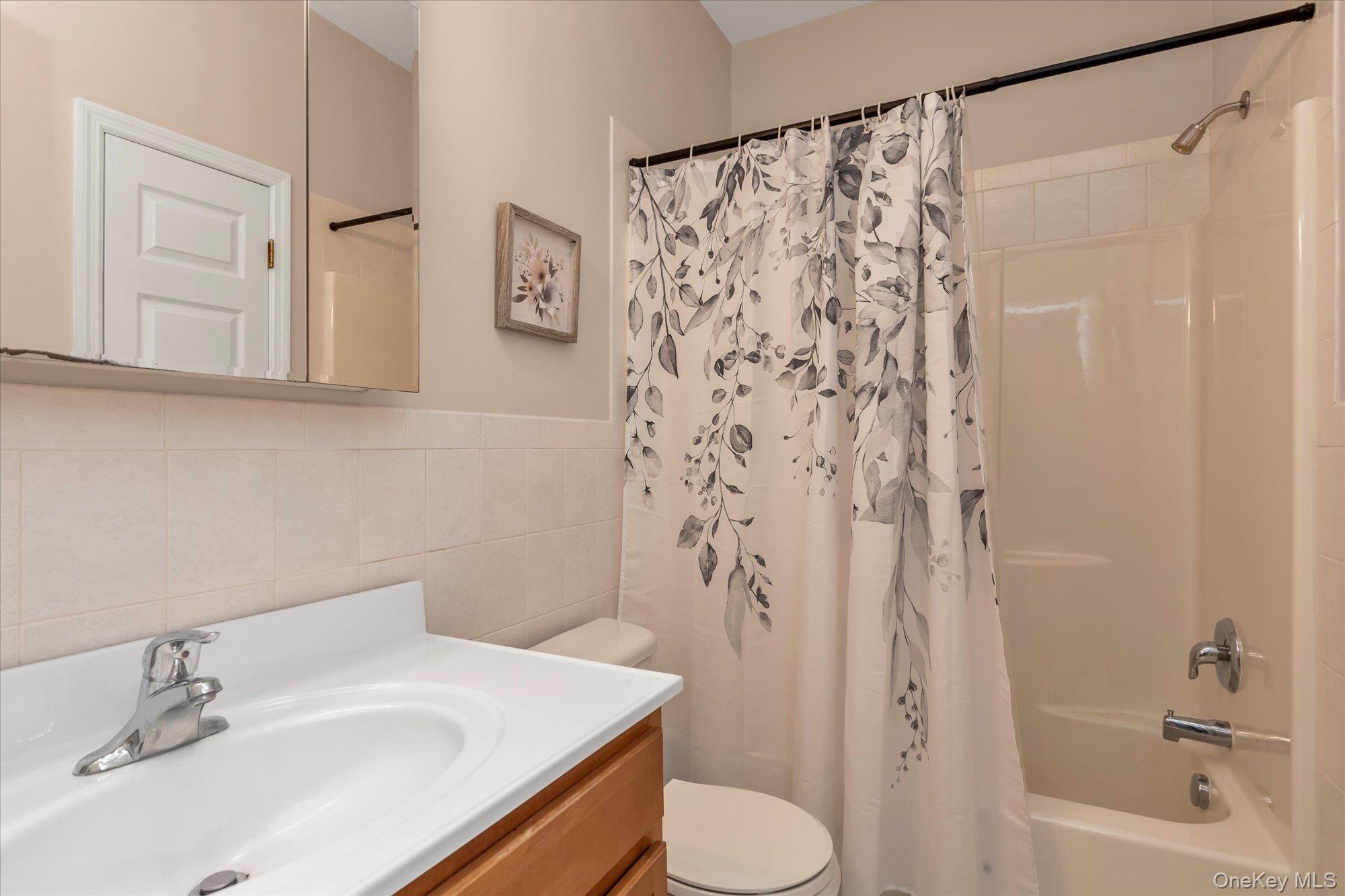 #16 photo, 6 Sarah Court, サフォーク郡 Amityville , NY 11701