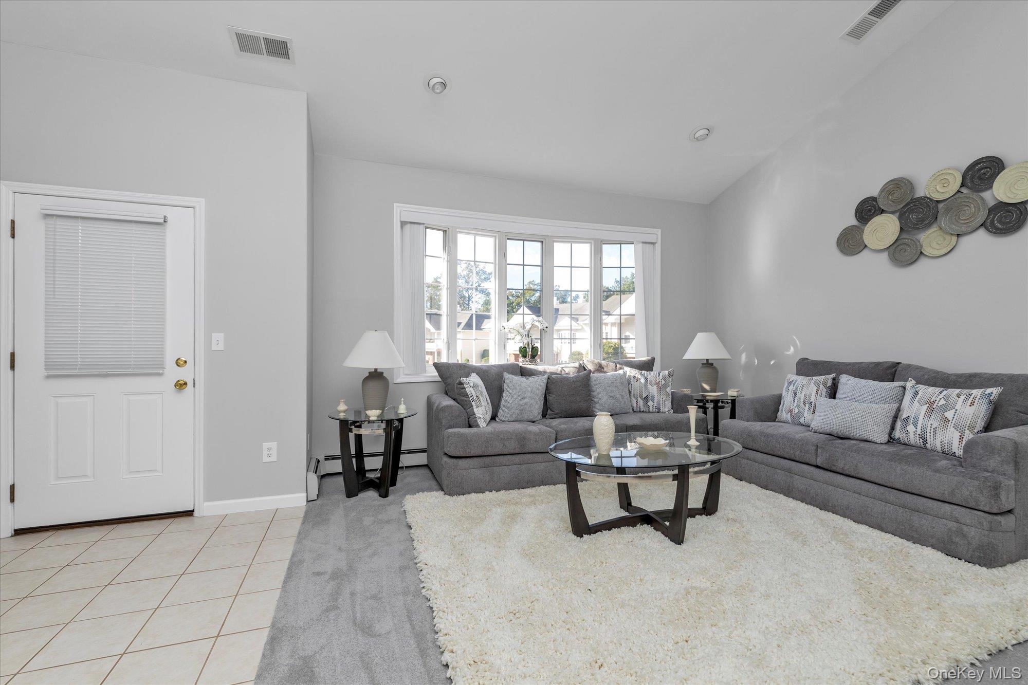 #3 photo, 6 Sarah Court, サフォーク郡 Amityville , NY 11701