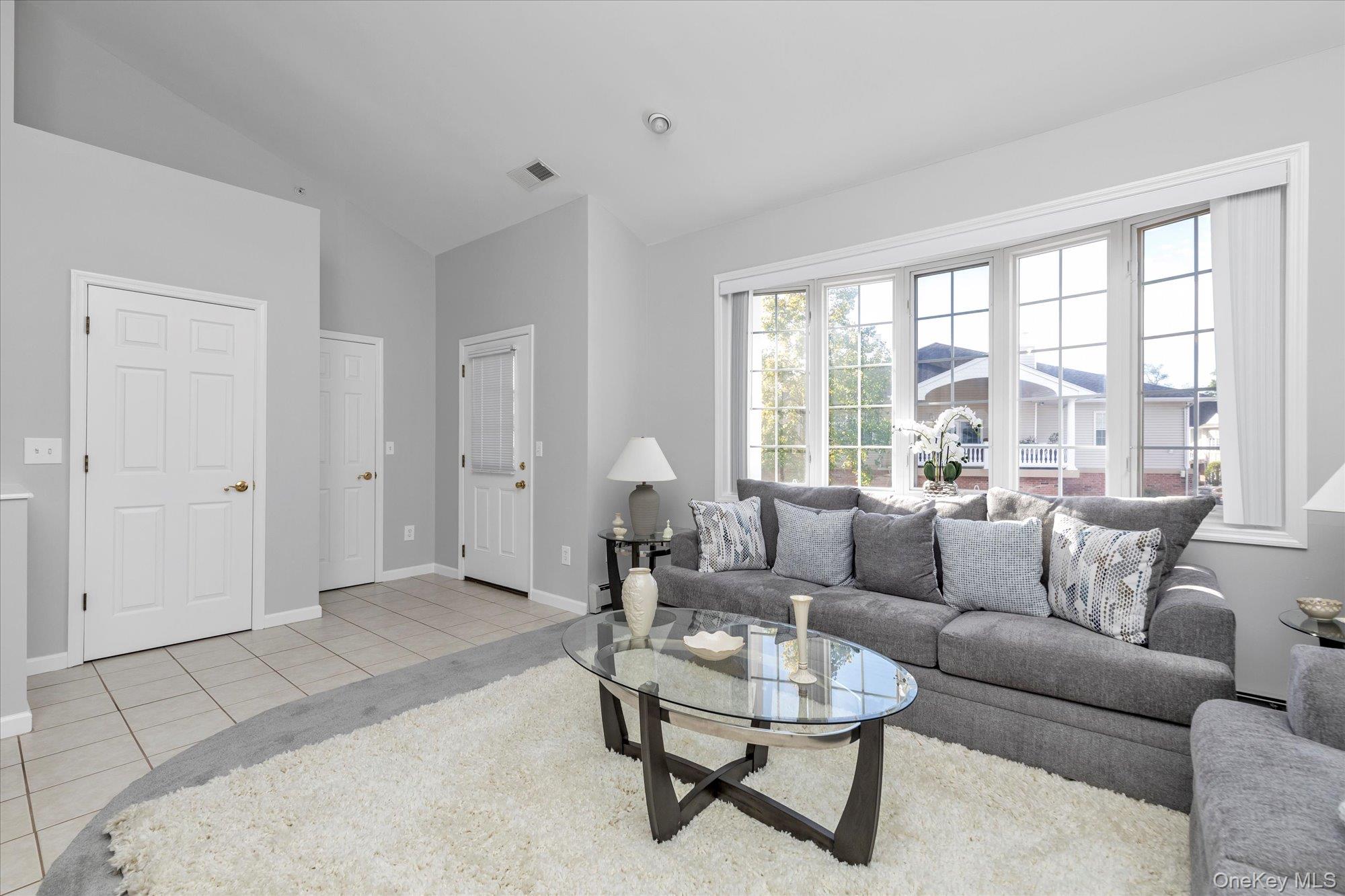 #4 photo, 6 Sarah Court, サフォーク郡 Amityville , NY 11701