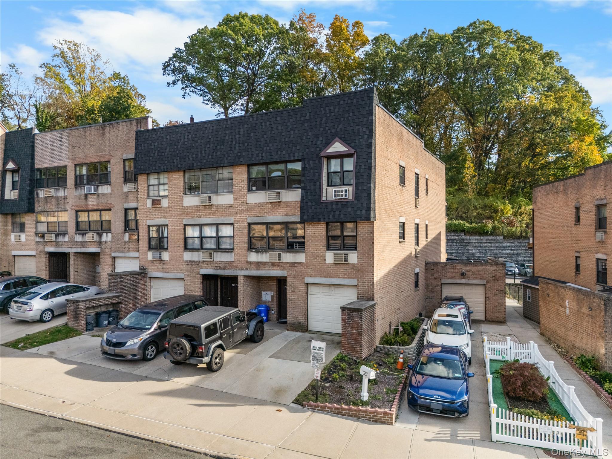 #1 photo, 240-22 70th Avenue, クイーンズ区 Little Neck , NY 11362