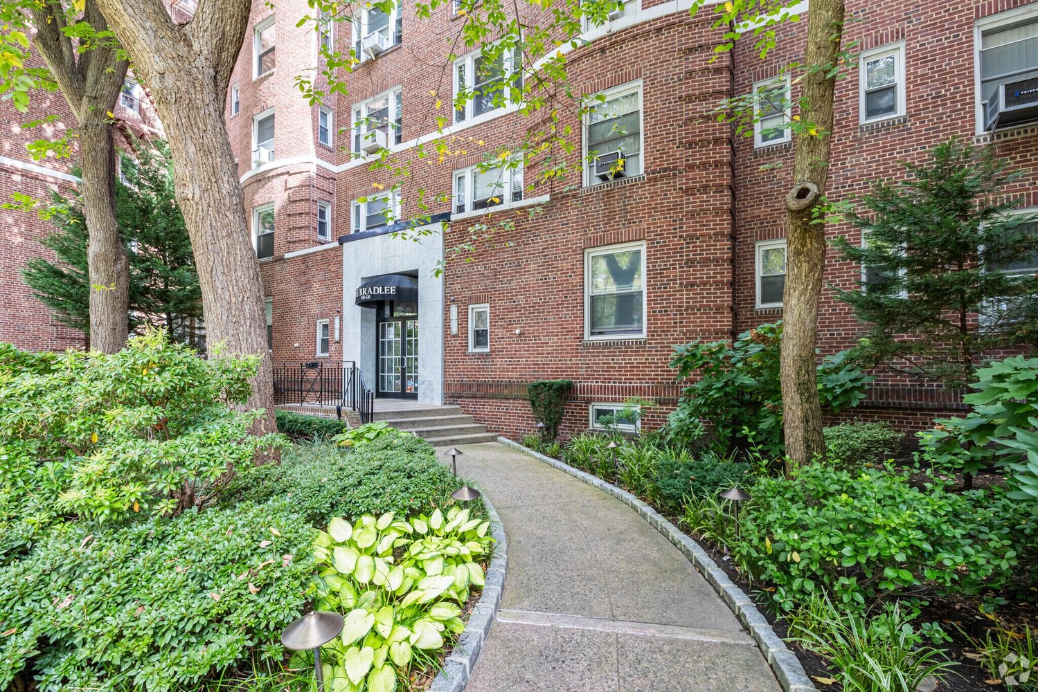 #11 photo, 69-09 108TH Street, クイーンズ区 Forest Hills , NY 11375