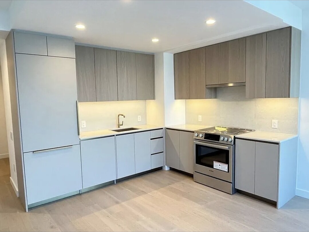 #4 photo, 3 COURT Square, Long Island City , NY 11101