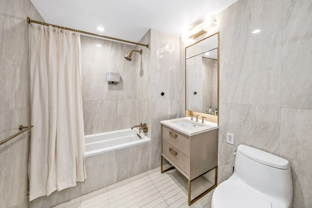 #5 photo, 3 COURT Square, Long Island City , NY 11101