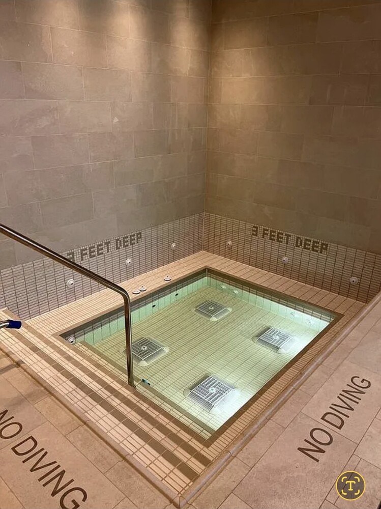 #7 photo, 3 COURT Square, Long Island City , NY 11101