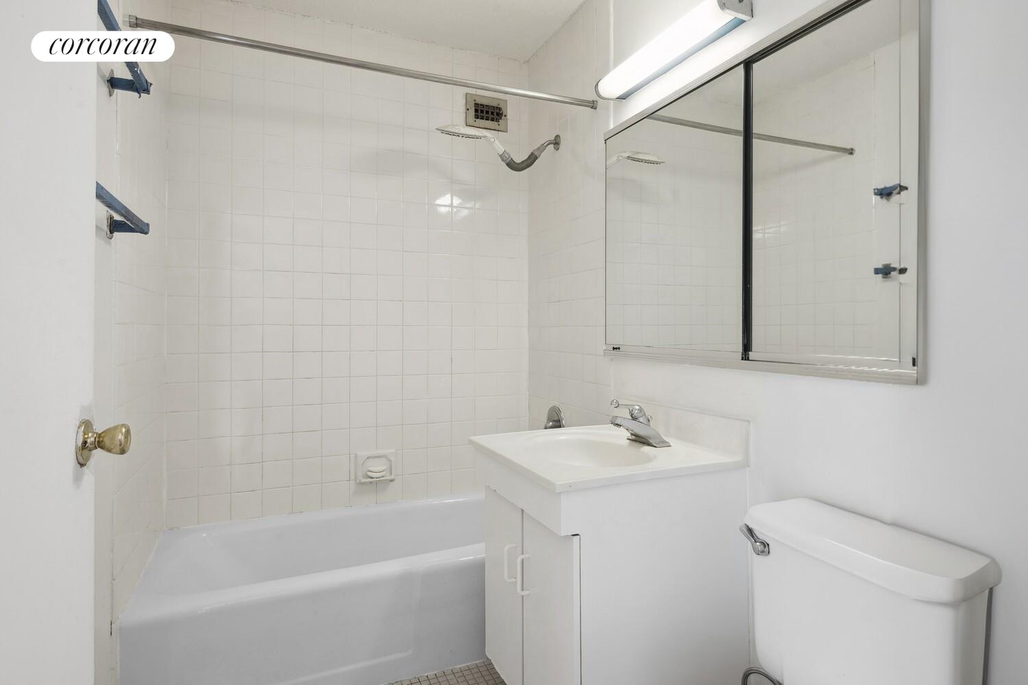 #16 photo, 555 MAIN Street, マンハッタン Roosevelt Island , NY 10044