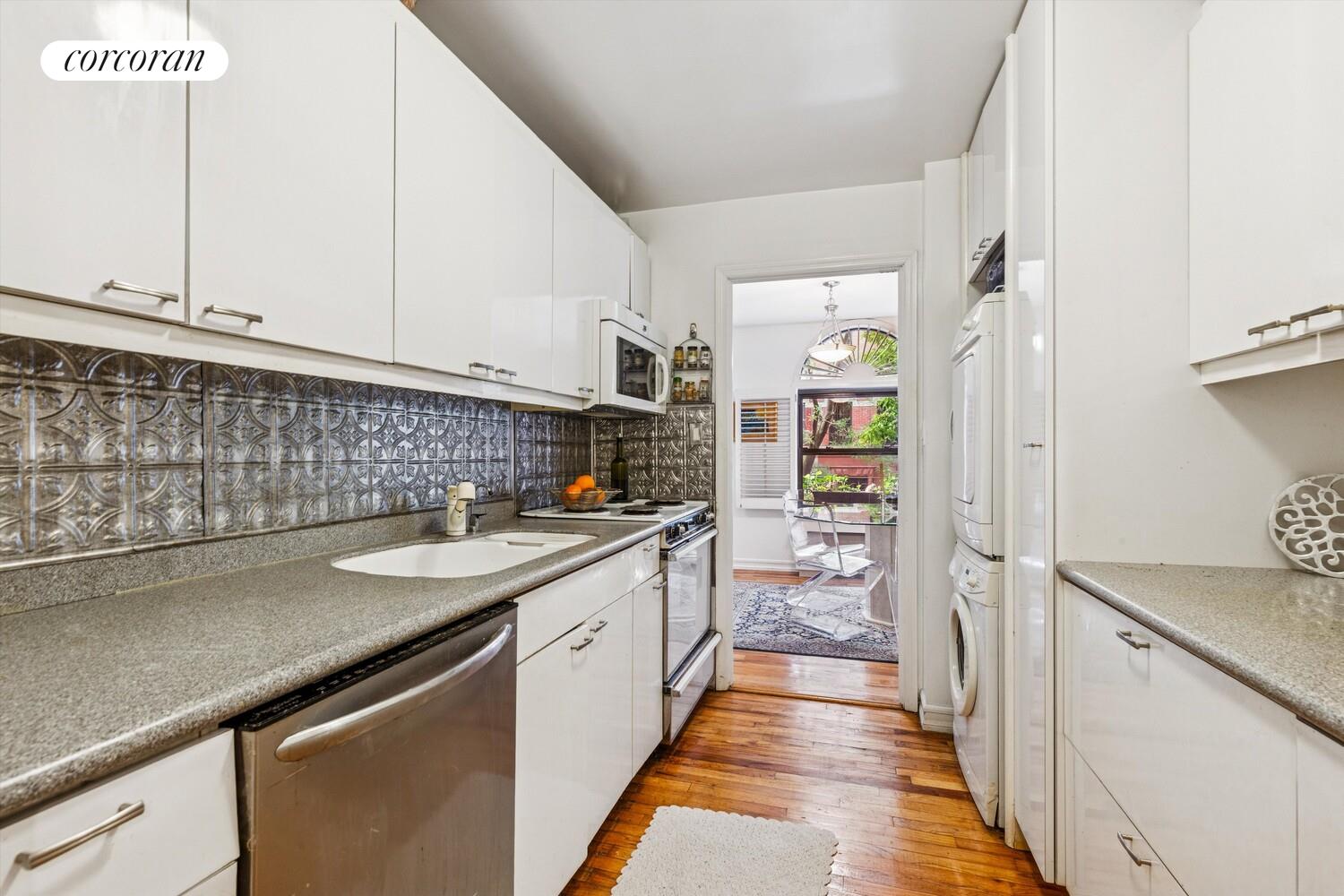 #4 photo, 311 E 83RD Street, マンハッタン Yorkville , NY 10028