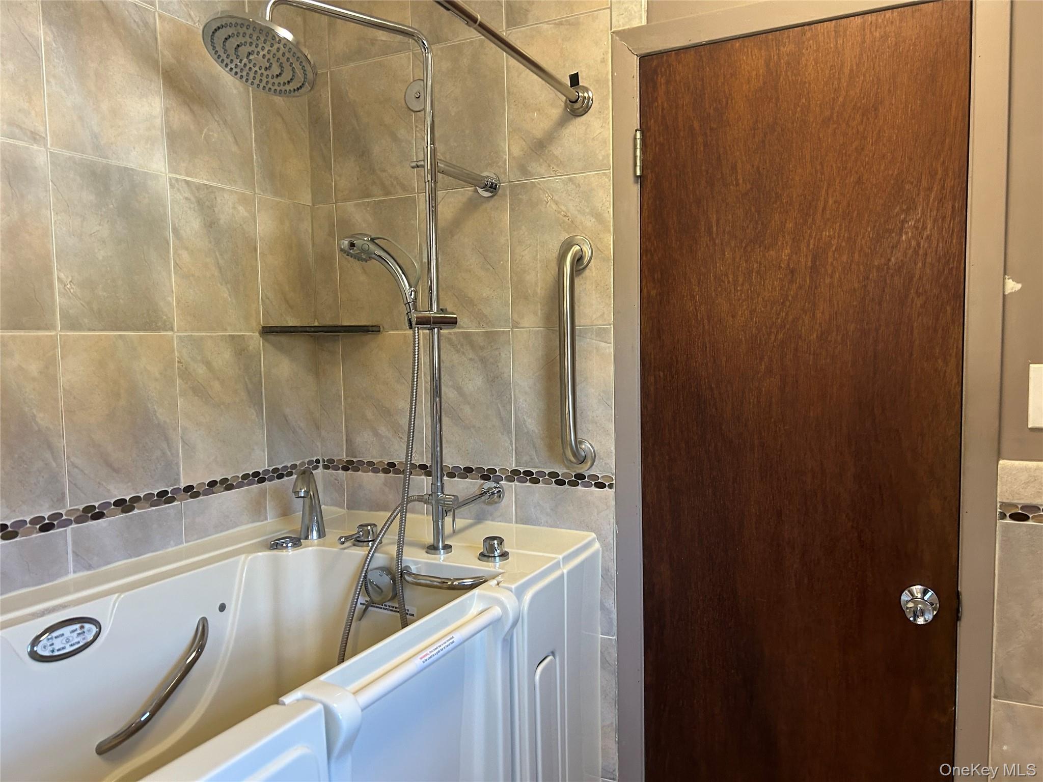 #3 photo, 325 Young Street, サフォーク郡 West Babylon , NY 11704