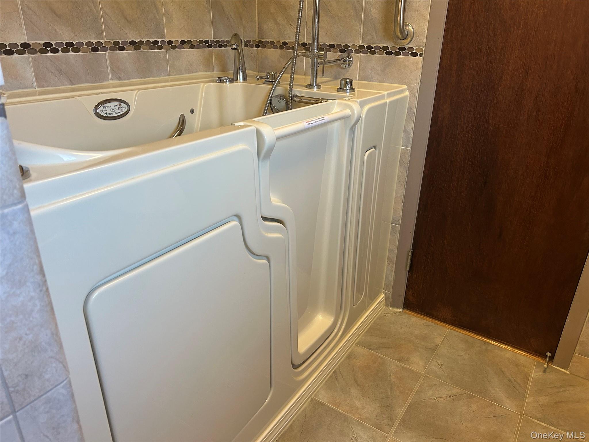 #4 photo, 325 Young Street, サフォーク郡 West Babylon , NY 11704