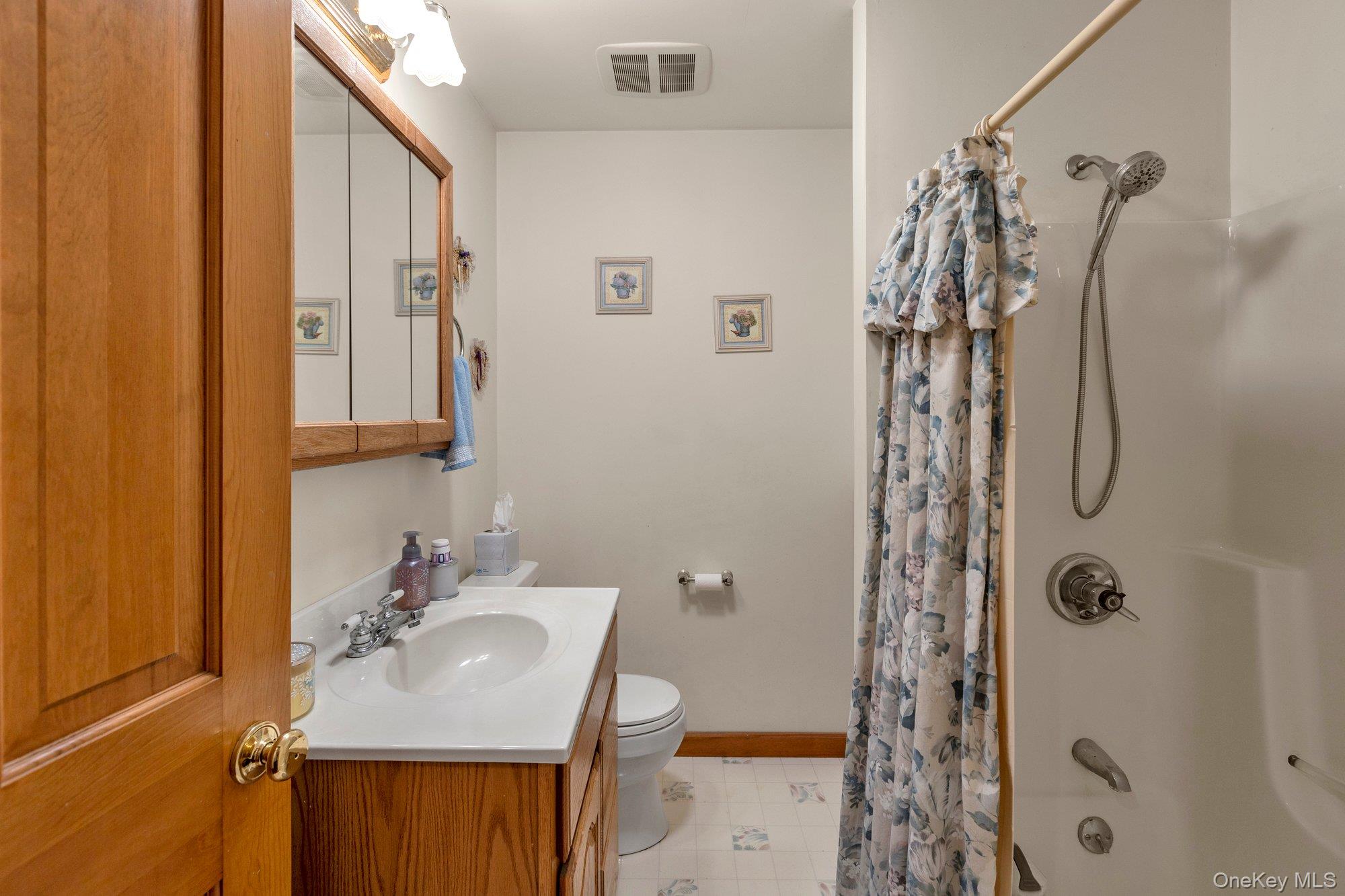 #16 photo, 501 Wading River Road, サフォーク郡 Manorville , NY 11949